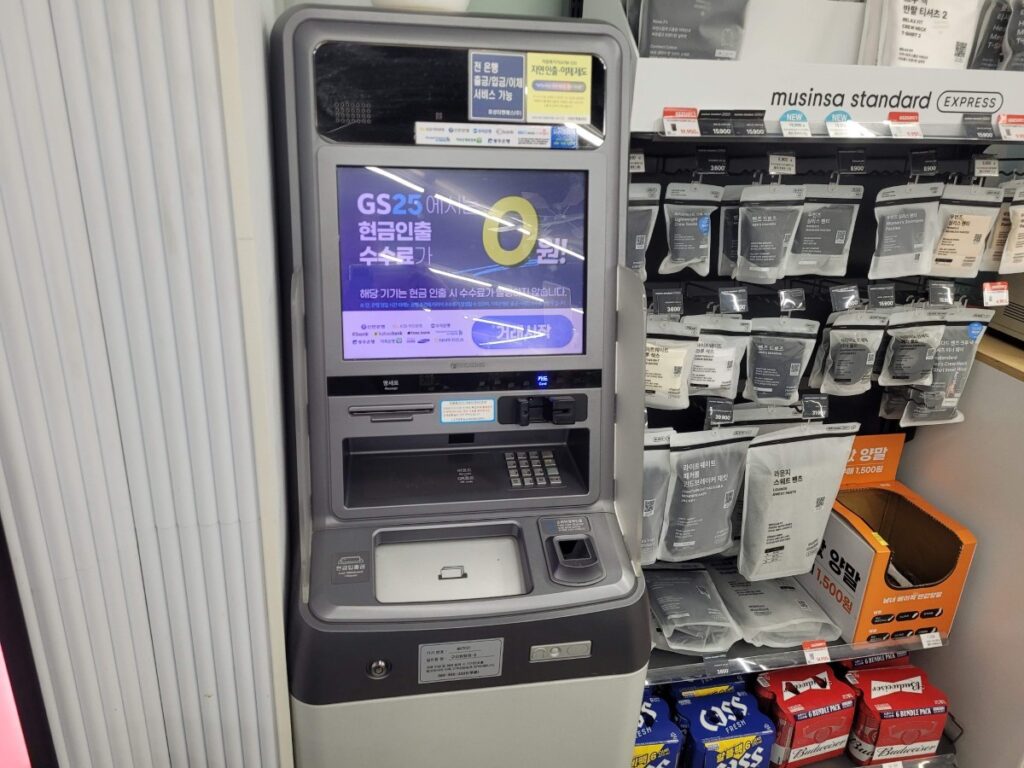 편의점 ATM 현금 출금 기기