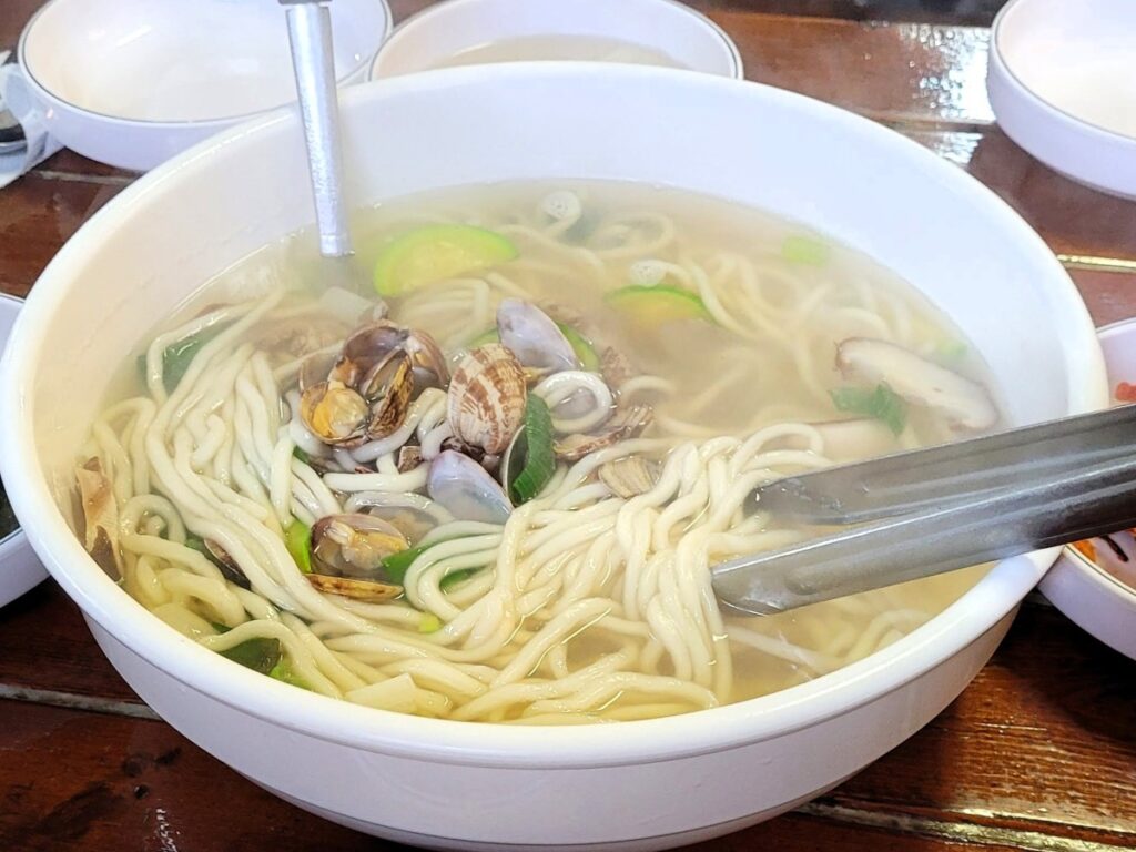 비 오는 날 점심으로 먹기 좋은 따뜻한 칼국수 한 그릇