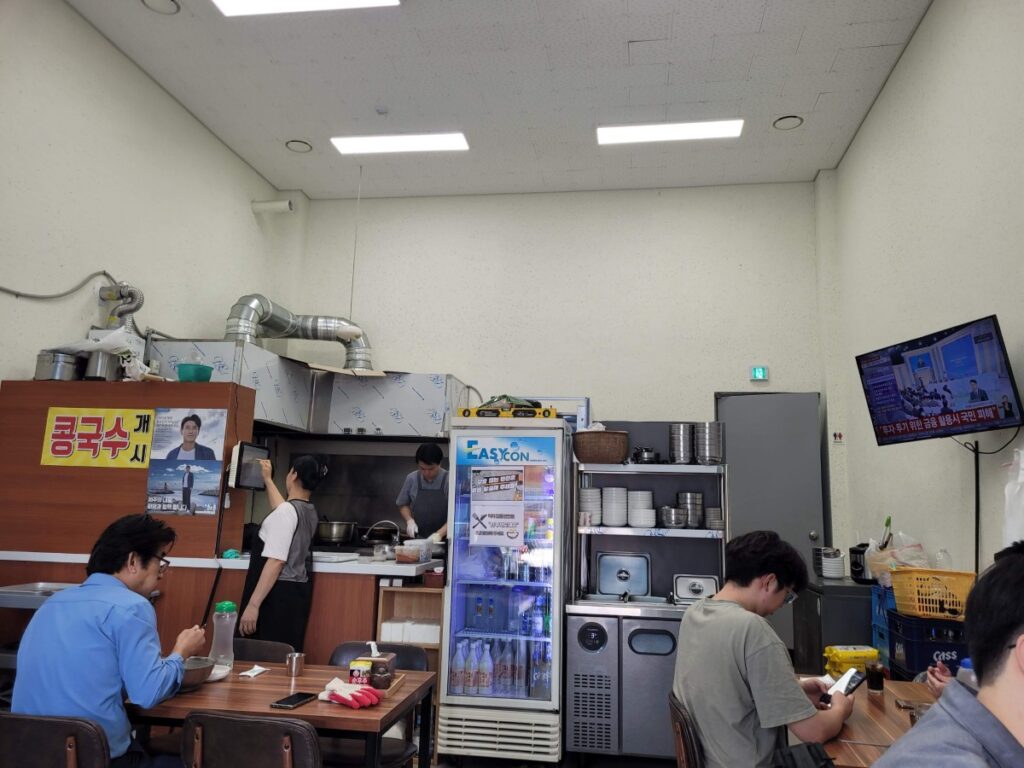 제주 부두국수 실내 테이블과 매장 모습