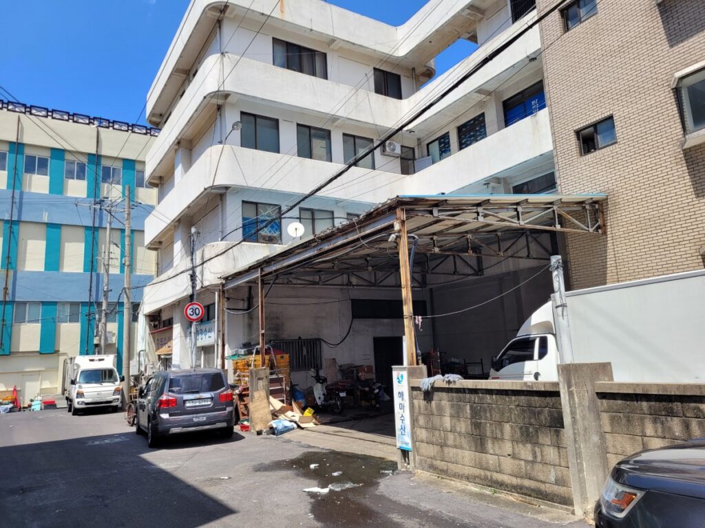 제주 부두국수 주변 골목과 주차 환경