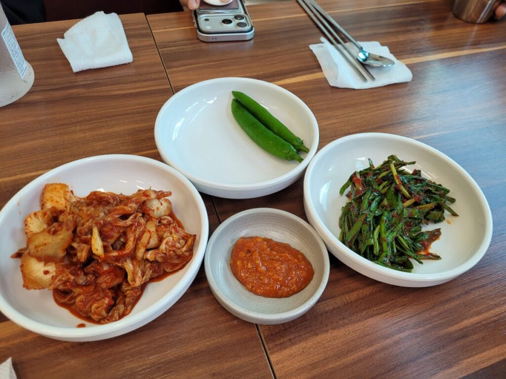 제주 부두국수 김치 부추무침 고추 기본 반찬