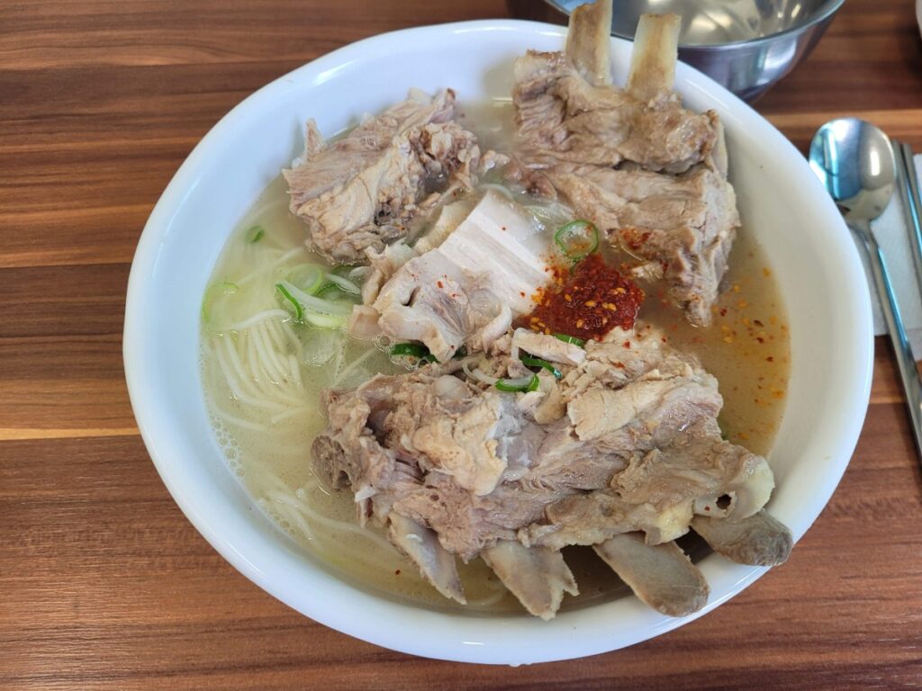 제주 부두국수 고기국수 뼈가 붙은 고기와 면