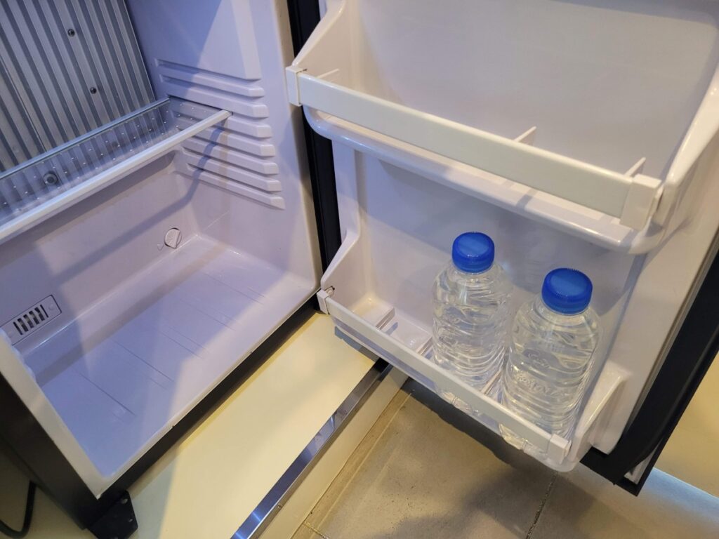 호텔 휘슬락 제주 객실 냉장고 무료 생수 2병