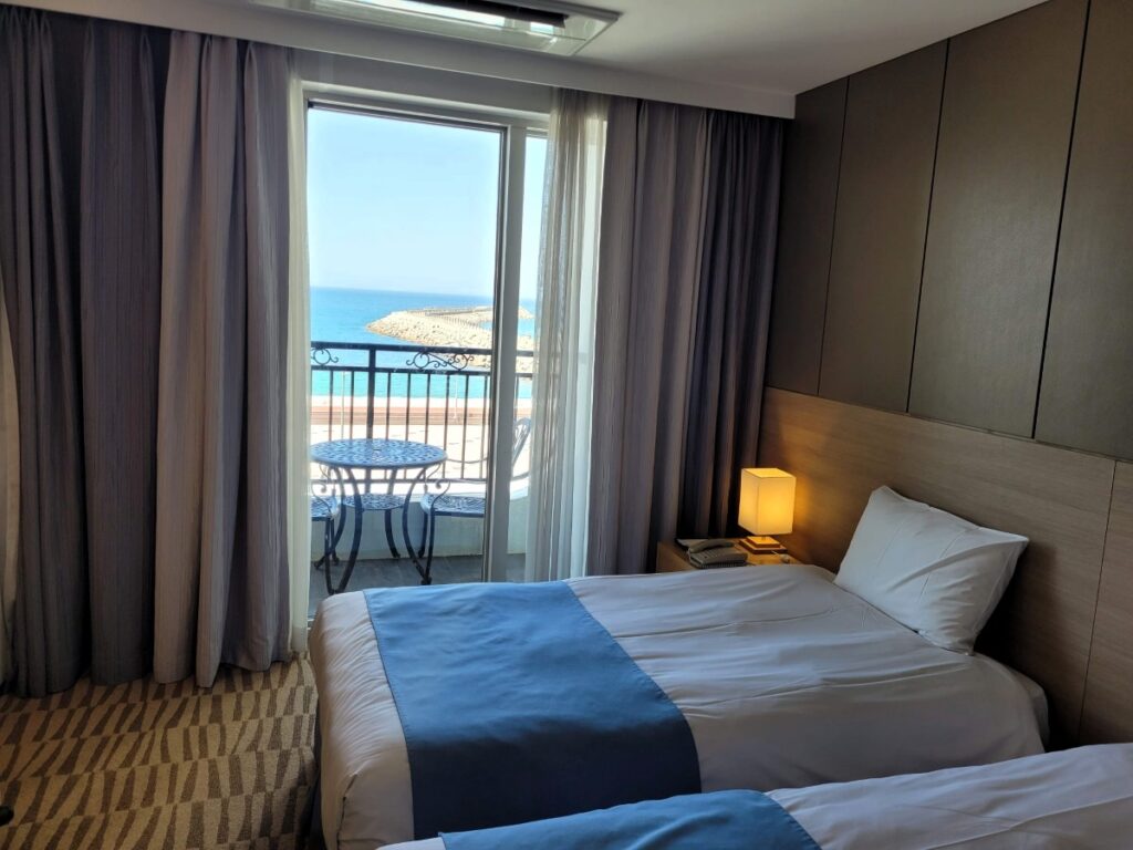 제주 탑동 오션뷰 호텔 휘슬락 제주 객실 발코니 바다 전망