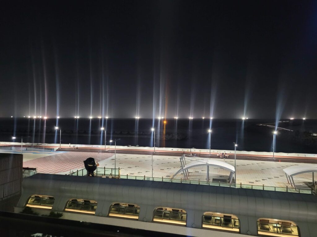 호텔 휘슬락 제주 객실에서 바라본 탑동 밤바다 야경