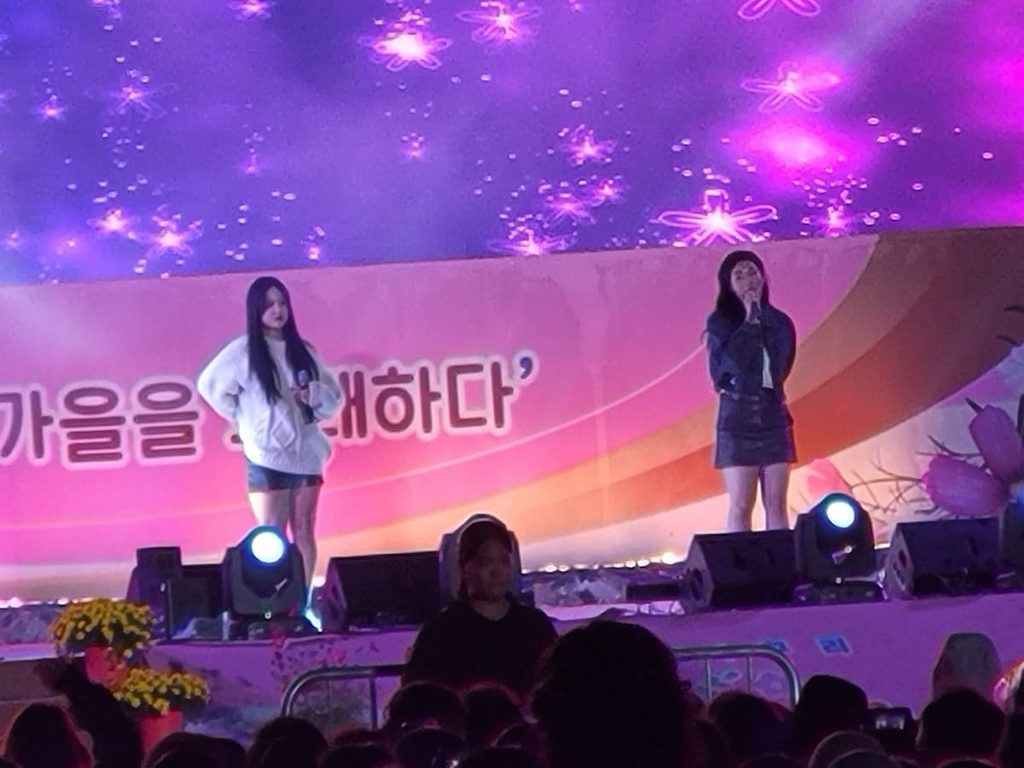 구리코스모스축제에서 노래하는 경서예지 무대
