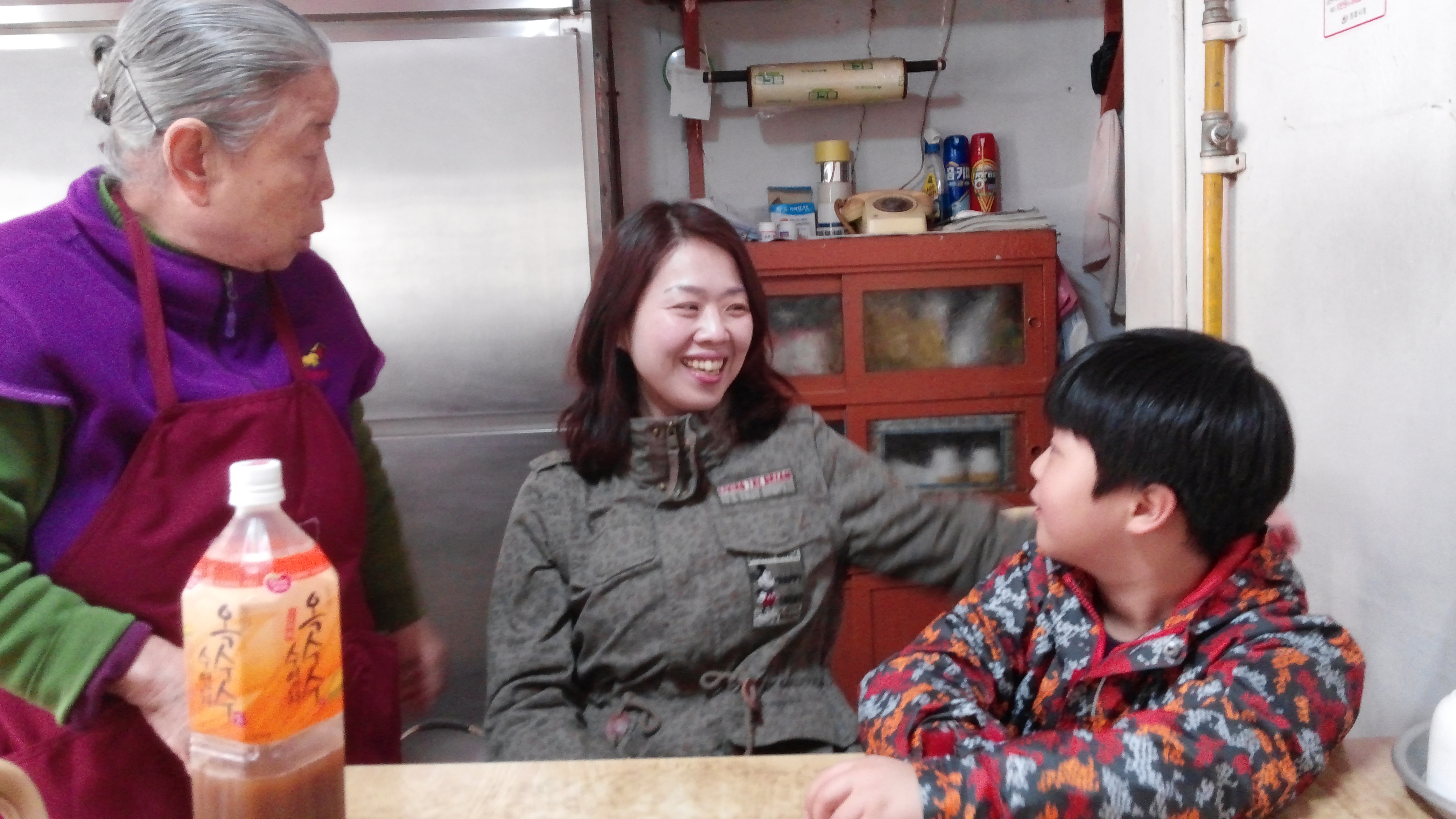 세대 아우르는 가족, 주방 식탁에서 즐거운 대화