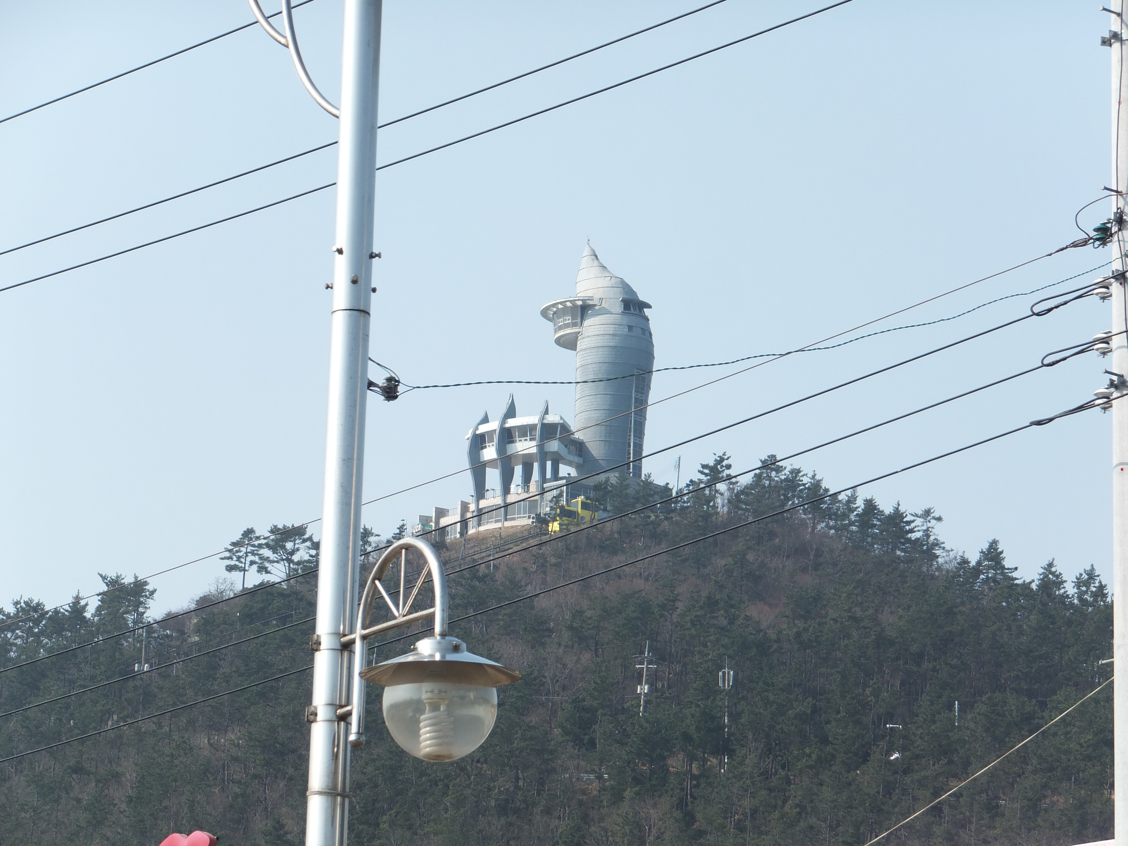 숲 언덕 나선형 타워 독특한 현대 건물 전봇대 전선