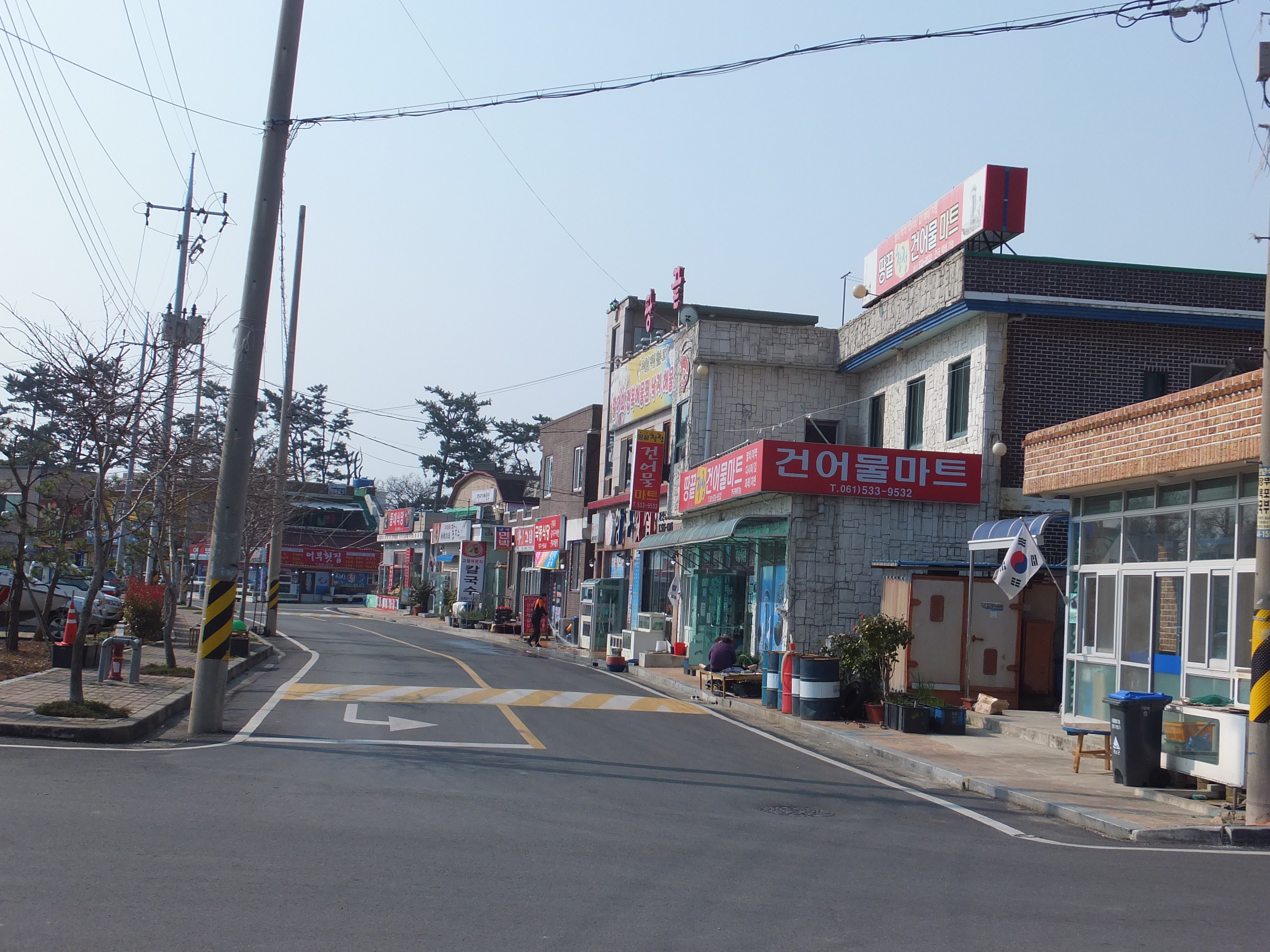 한국 어촌 거리, 다양한 상점 간판, 전봇대, 건어물 마트