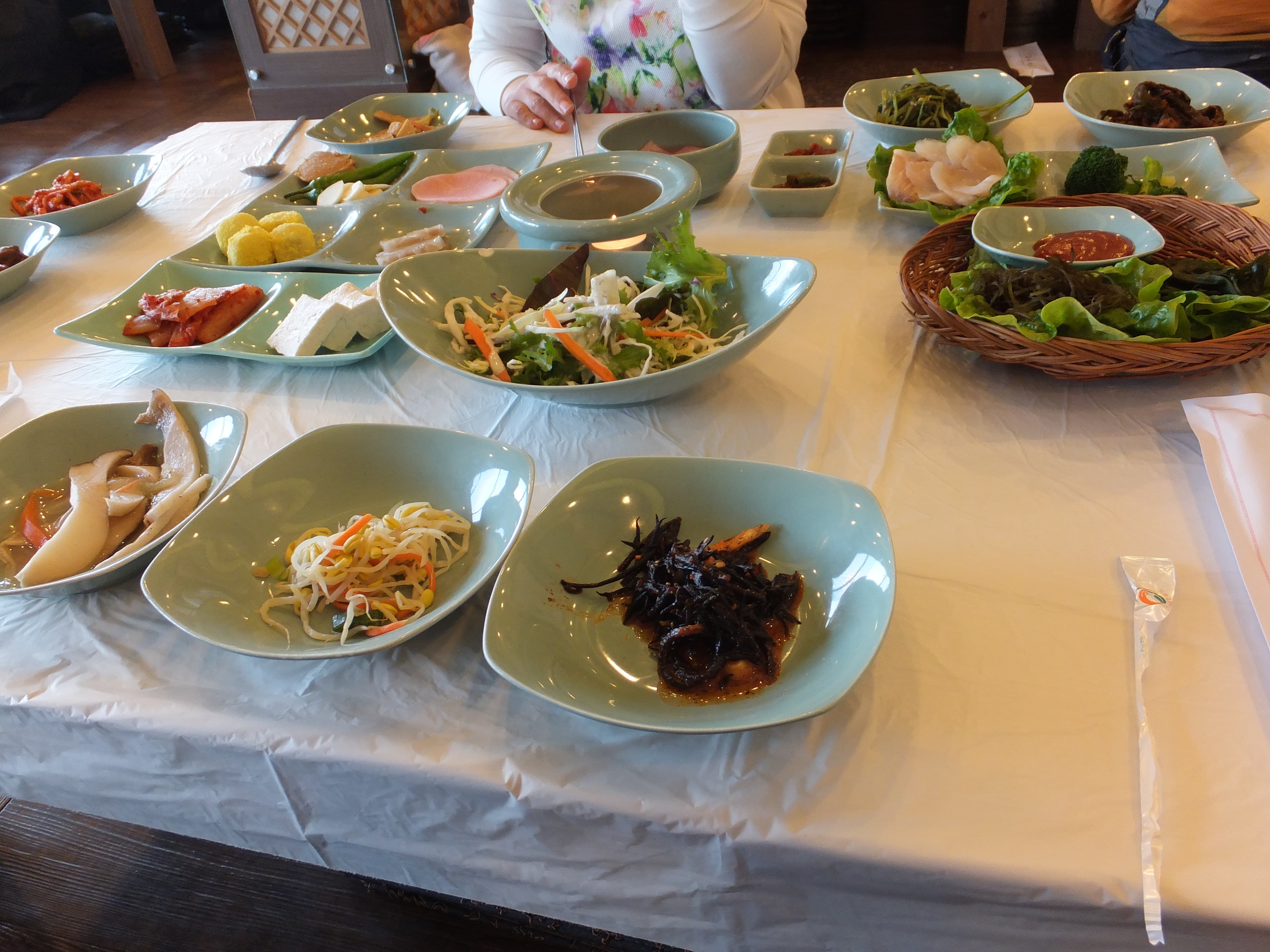 한국 전통 한정식 상차림, 다채로운 반찬, 신선한 채소