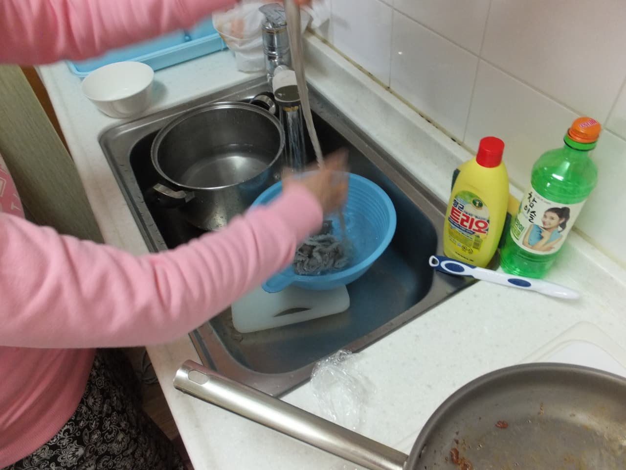 주방 싱크대에서 식재료 세척, 냄비, 세제, 칫솔, 프라이팬.