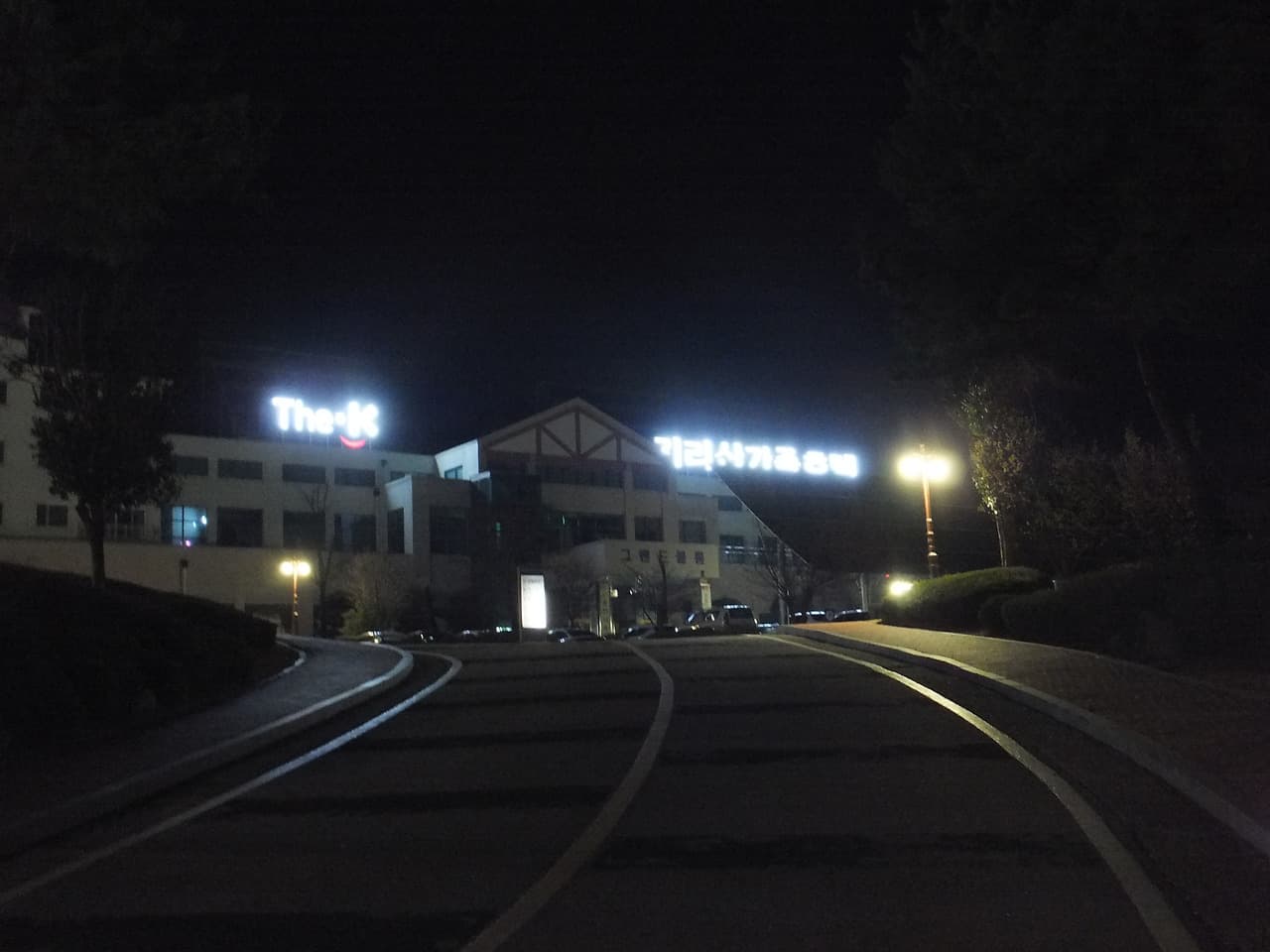 밤 어두운 도로, 더케이 서울호텔 건물 밝은 간판