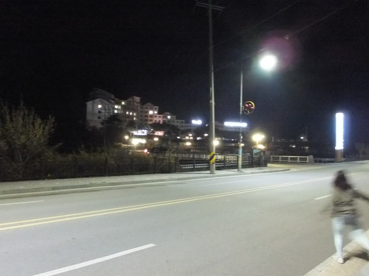 어두운 밤, 조명 환한 건물, 밝은 가로등, 이중 황색선 도로
