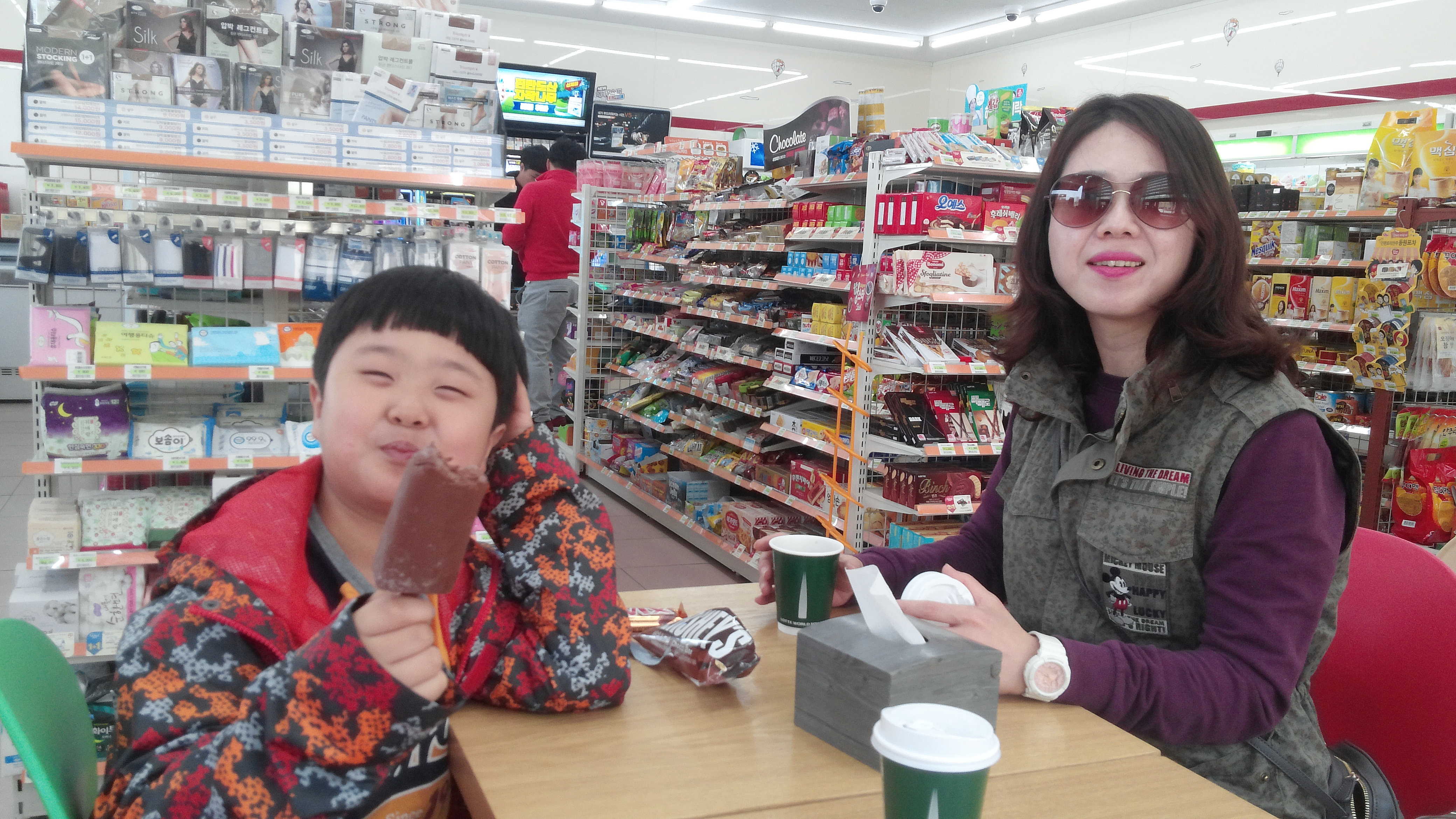 행복한 아이 아이스크림, 선글라스 어른 편의점 테이블.
