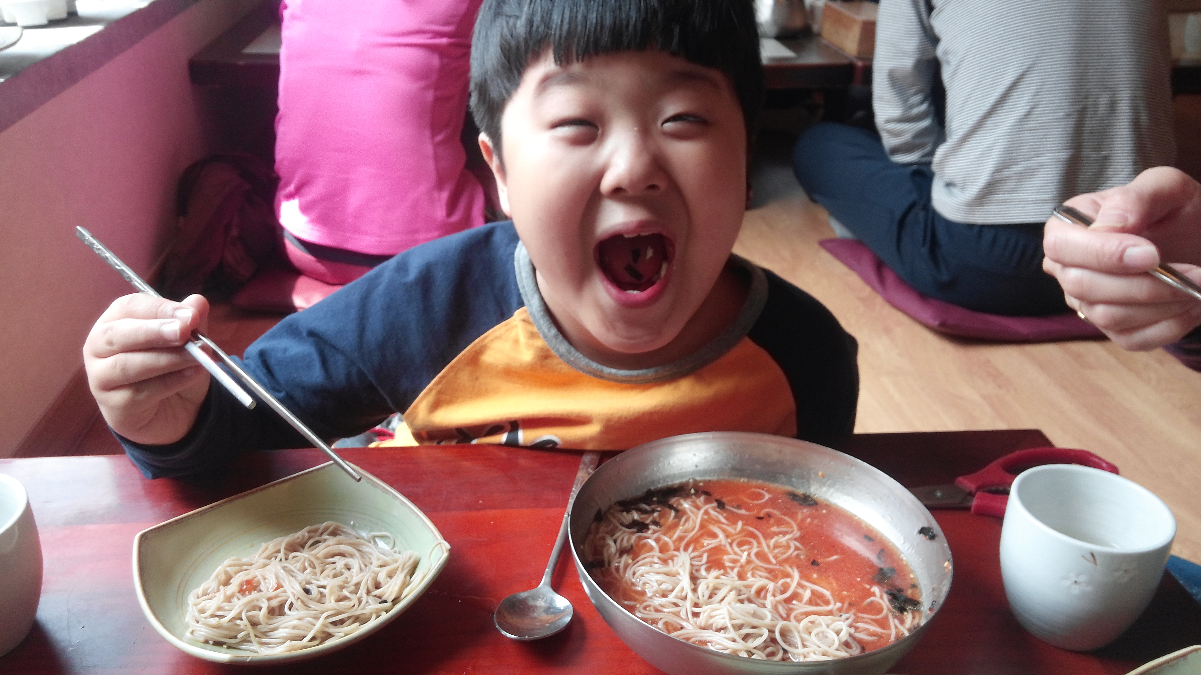 크게 벌린 입, 젓가락, 두 그릇 국수 먹는 유쾌한 표정
