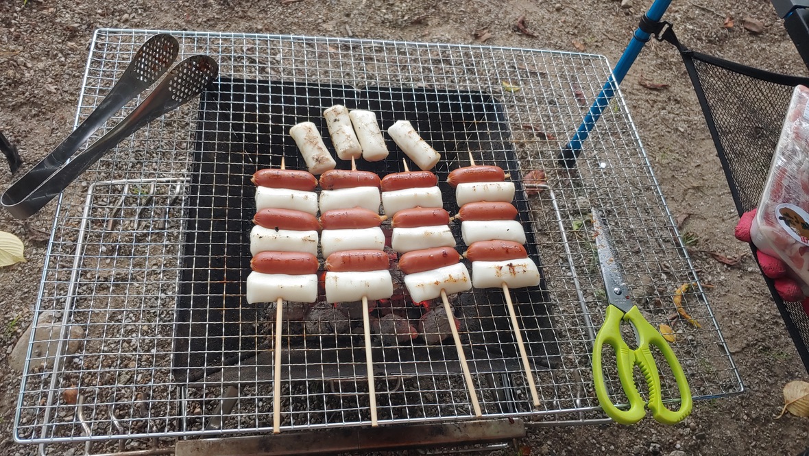 캠핑 석쇠 위 떡 소시지 꼬치, 집게 가위 도구