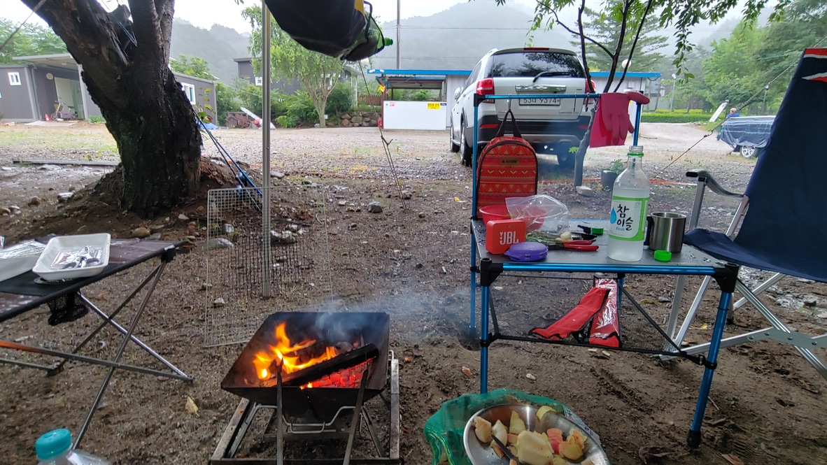 빗속 야영장, 불 피우는 화로, 캠핑 장비, 참이슬