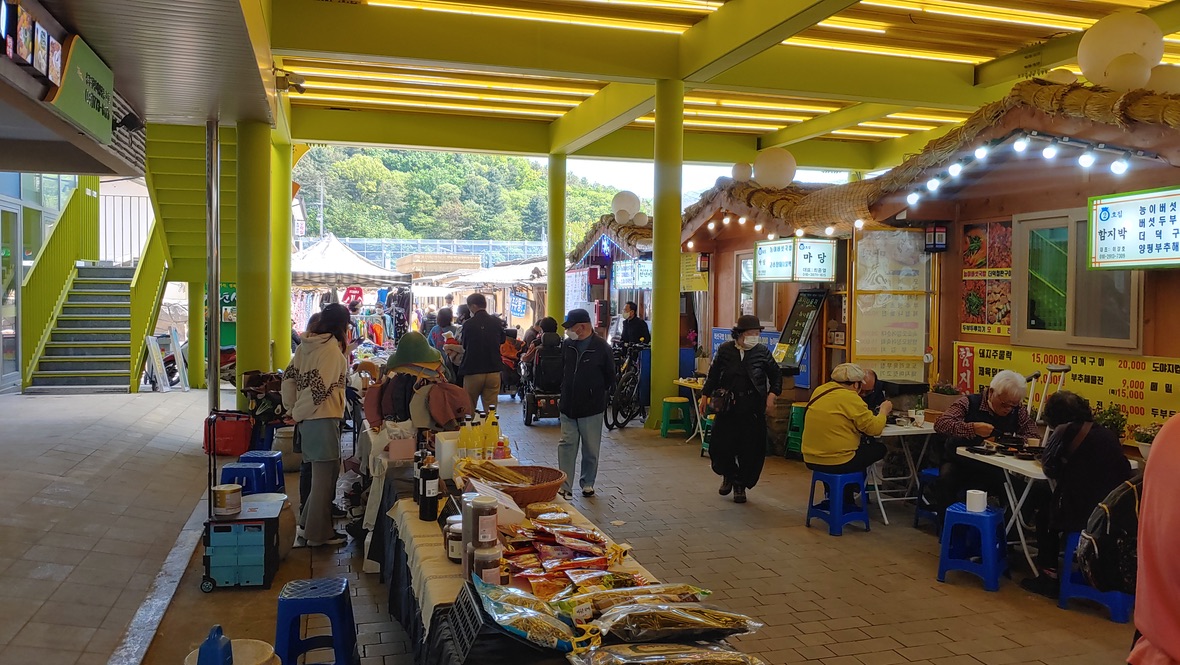 활기찬 야외 시장, 전통 상점과 식당, 쇼핑 식사 즐기는 이들