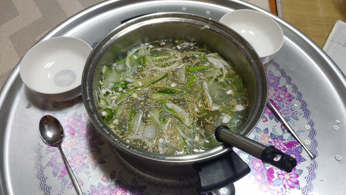 한국식 시원한 오이 국수 요리 냄비, 그릇, 숟가락, 젓가락