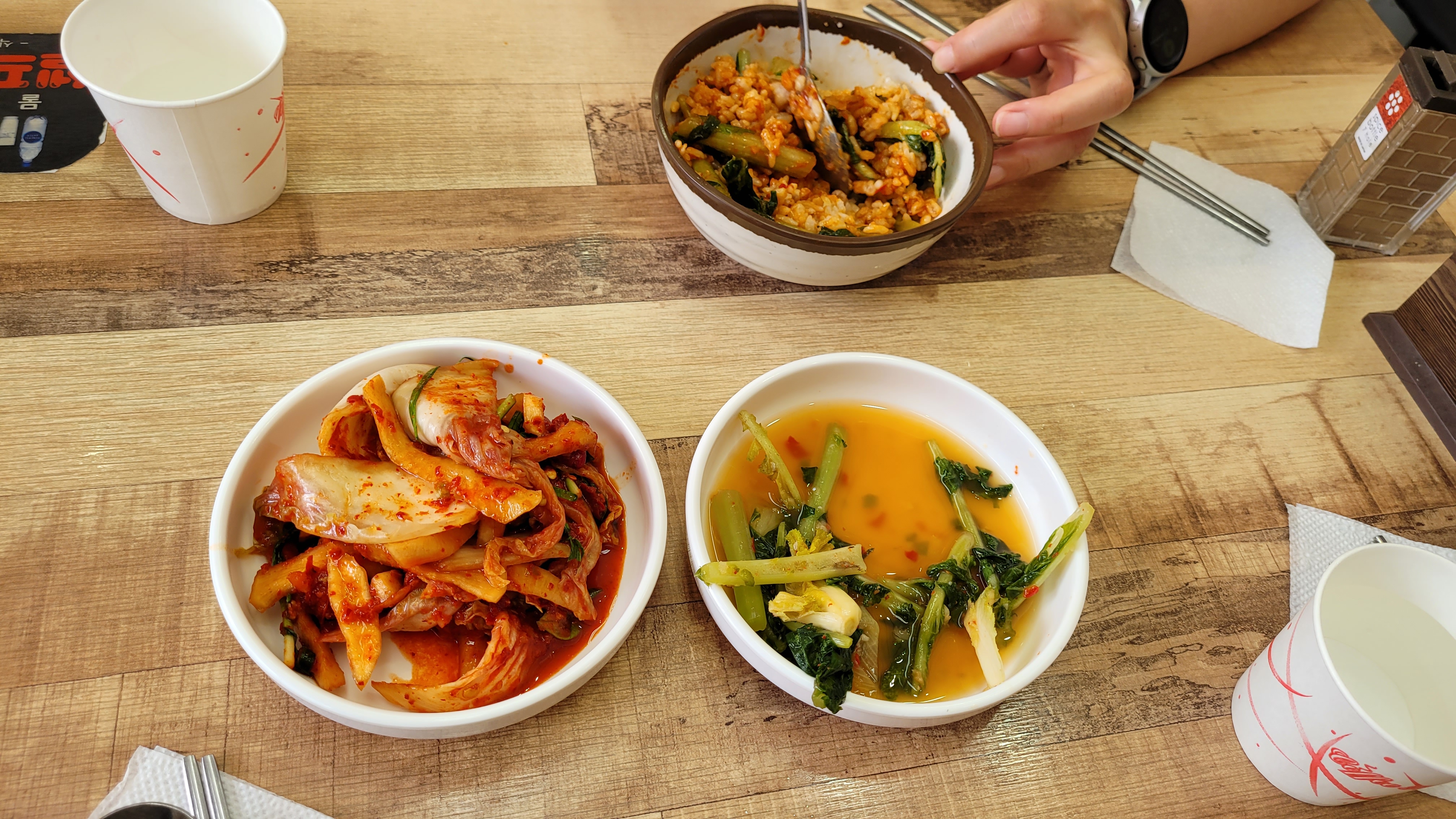 김치, 비빔밥, 야채 반찬, 비비는 손, 나무 식탁