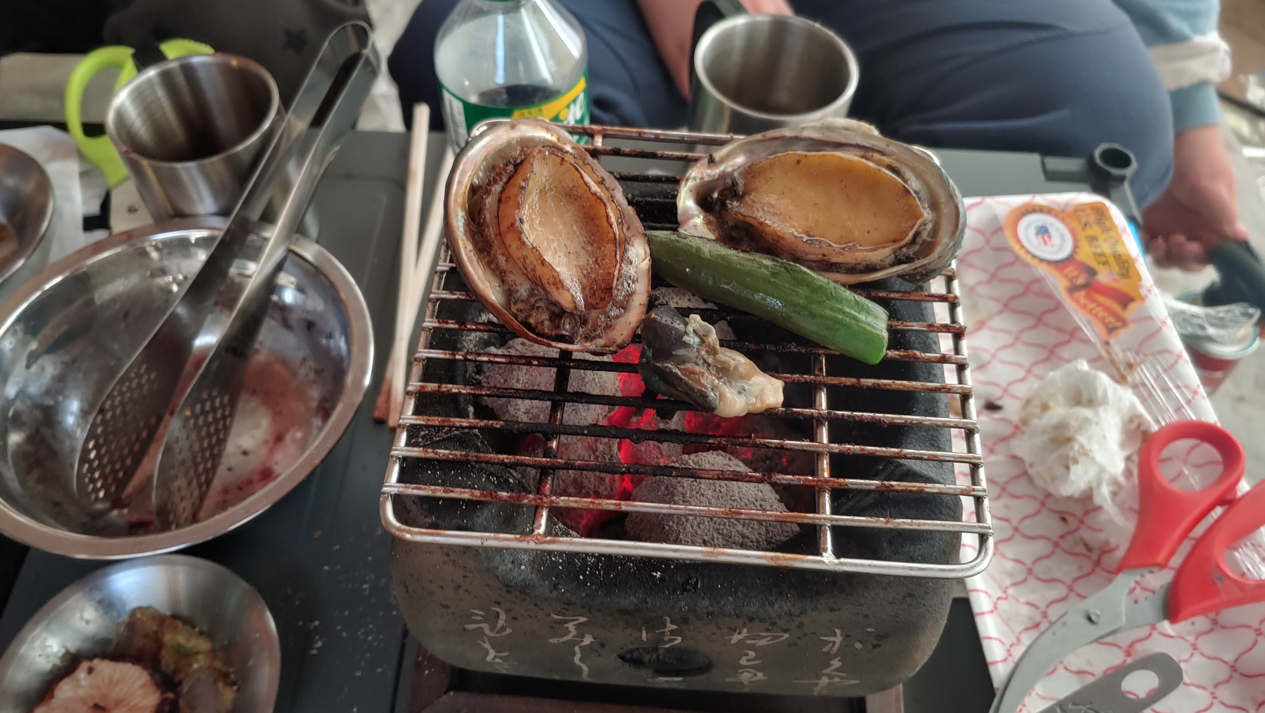 숯불 석쇠 위 전복, 채소, 조개 해산물 구이