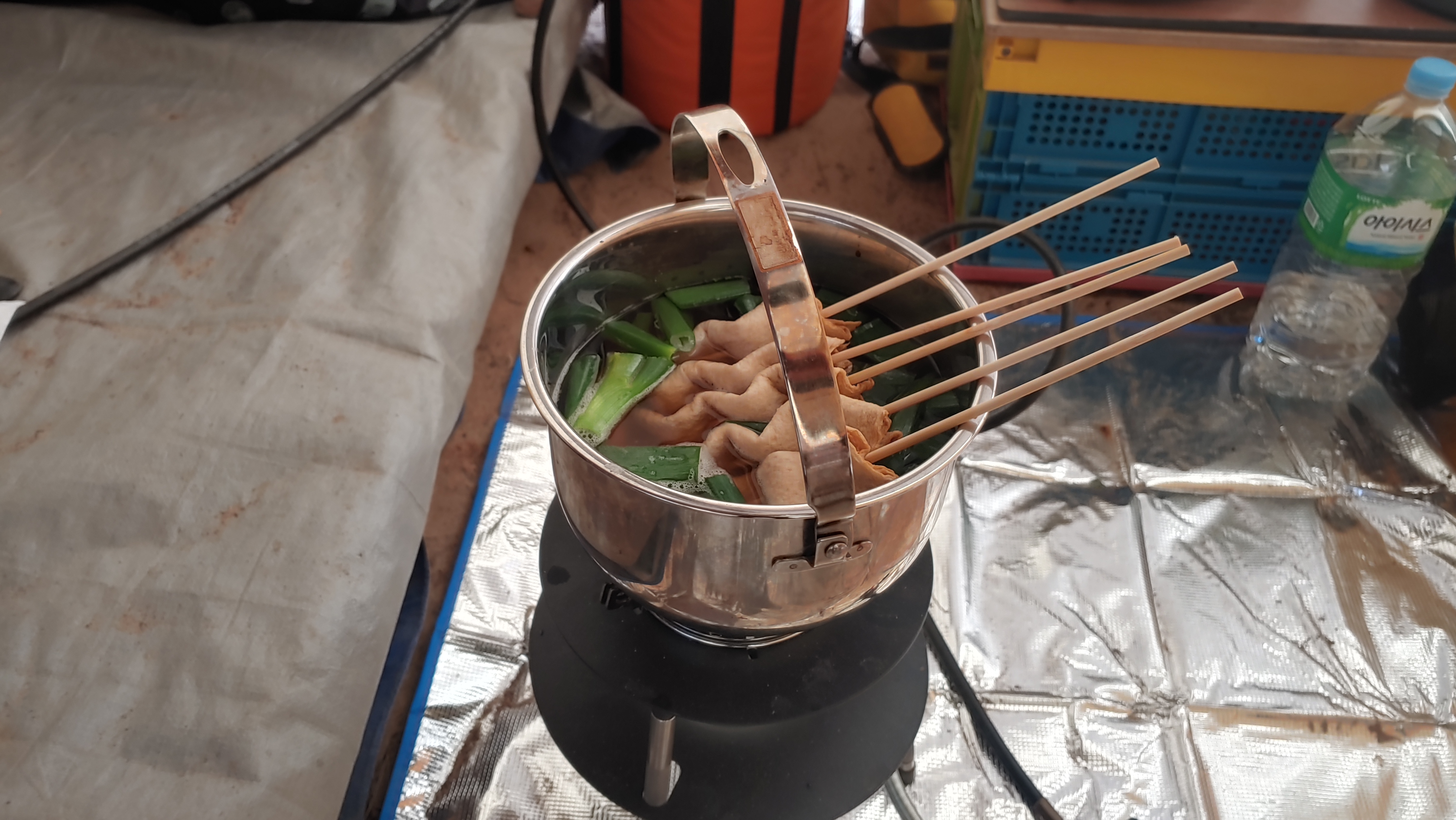 꼬치 어묵, 파 넣은 끓는 냄비, 휴대용 버너 야외 캠핑.