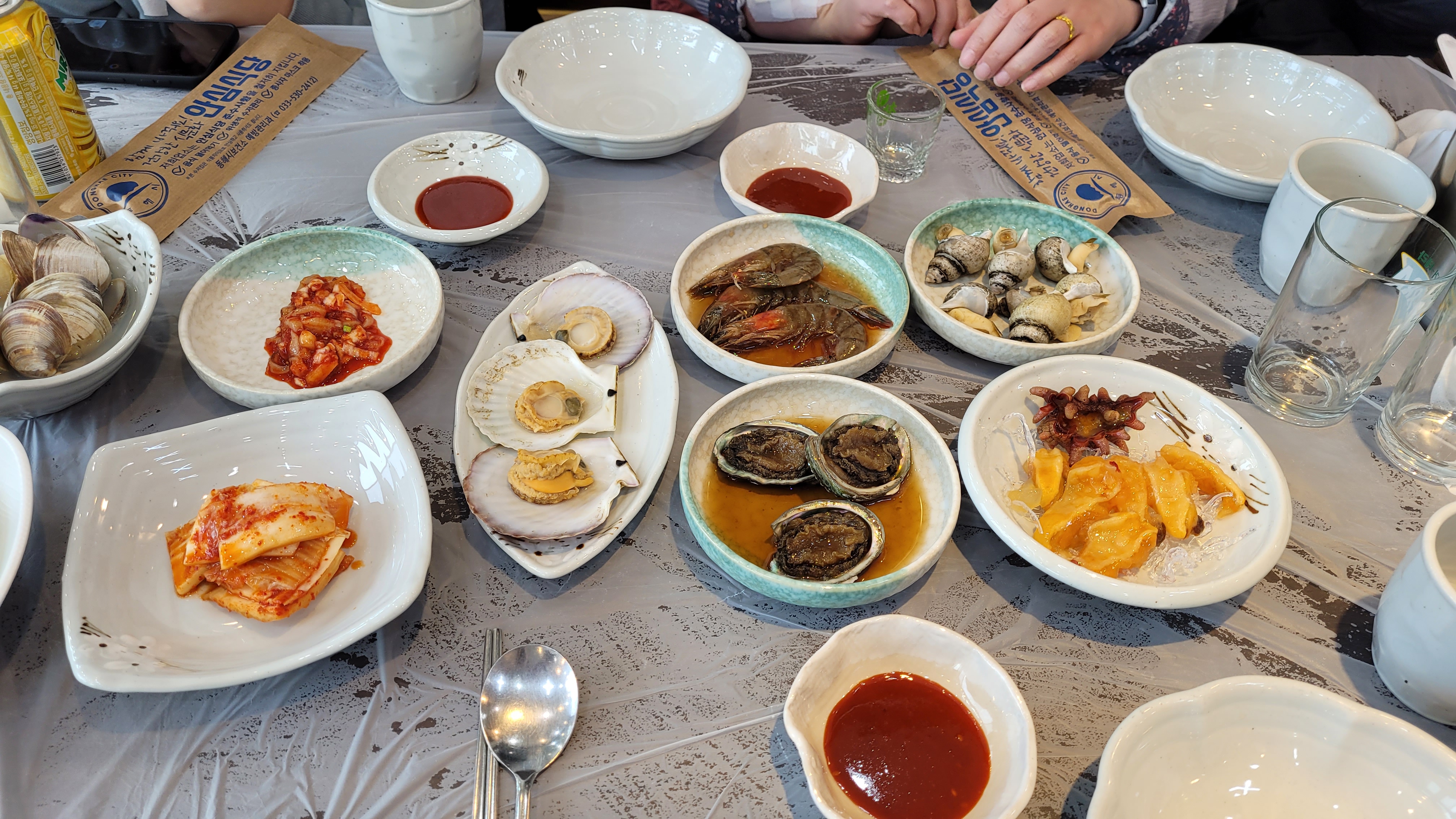 싱싱한 전복, 새우, 가리비, 조개, 멍게 해산물 한상차림