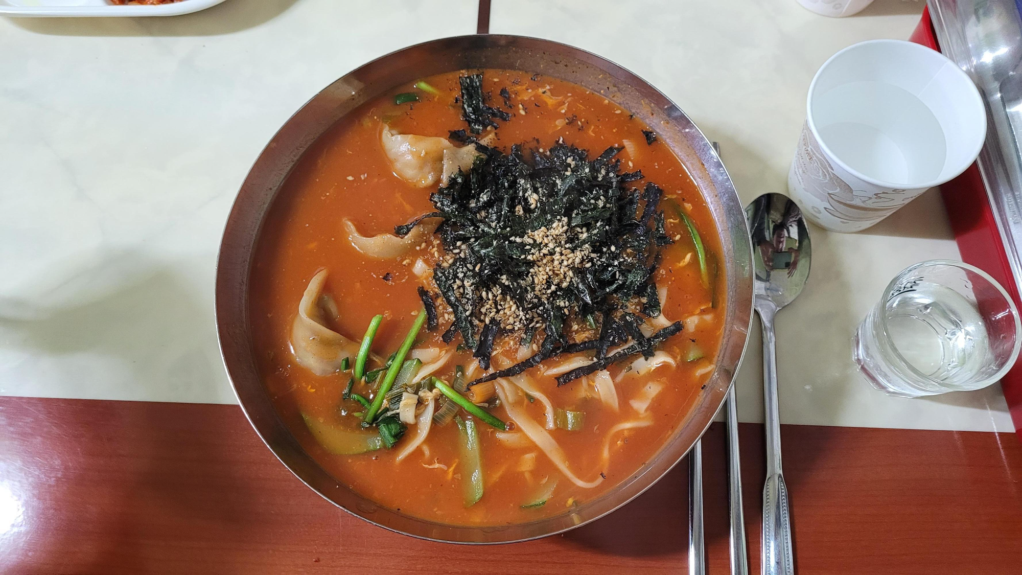 얼큰한 수제비, 만두, 김가루, 깨, 채소, 금속 그릇