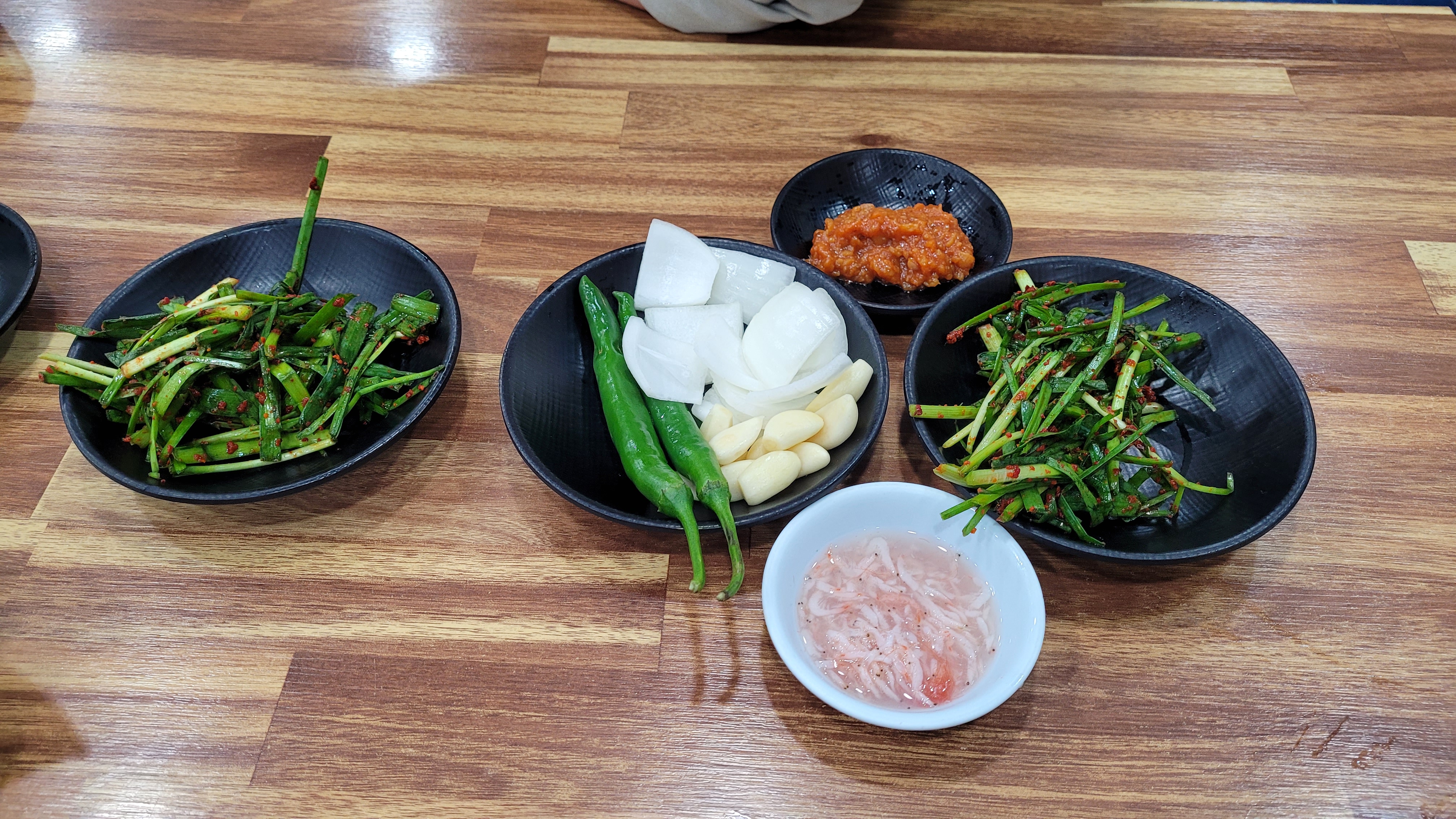 다양한 한국 반찬, 부추무침, 양파, 마늘, 고추, 새우젓