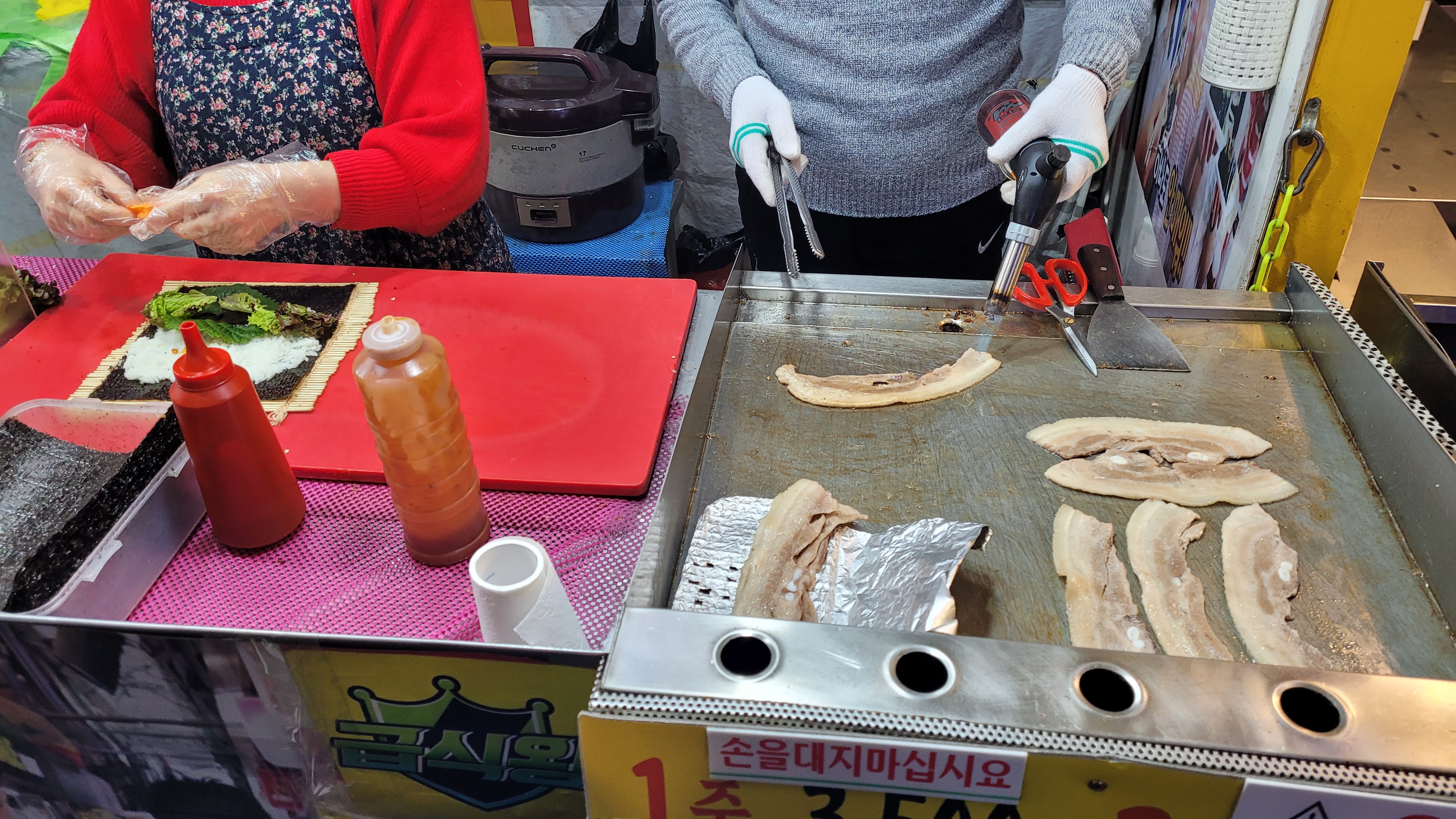 김밥 재료 채우고 철판 삼겹살 토치로 굽는 노점
