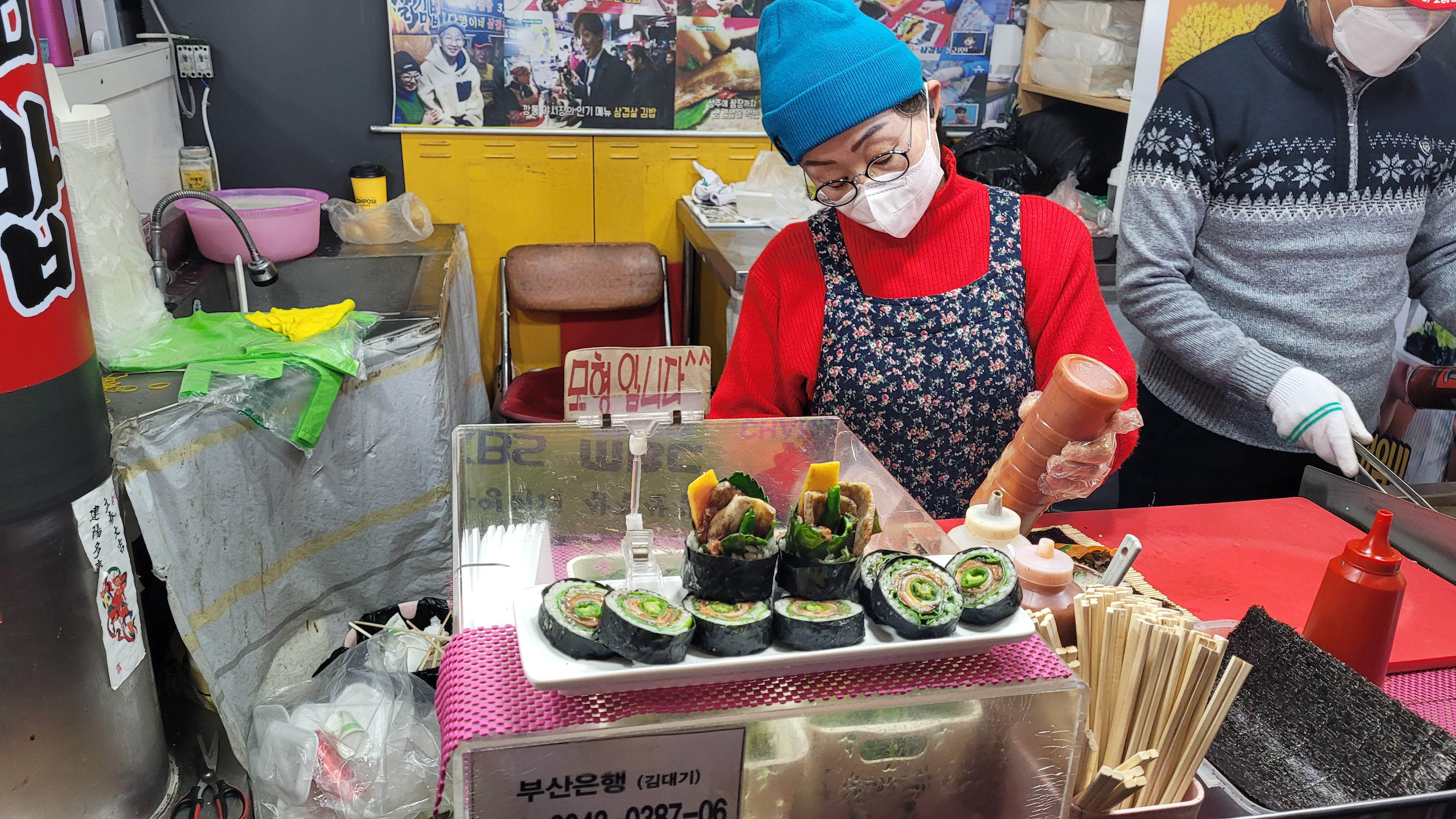 노점 김밥 제조, 신선한 속재료와 소스 병 활용
