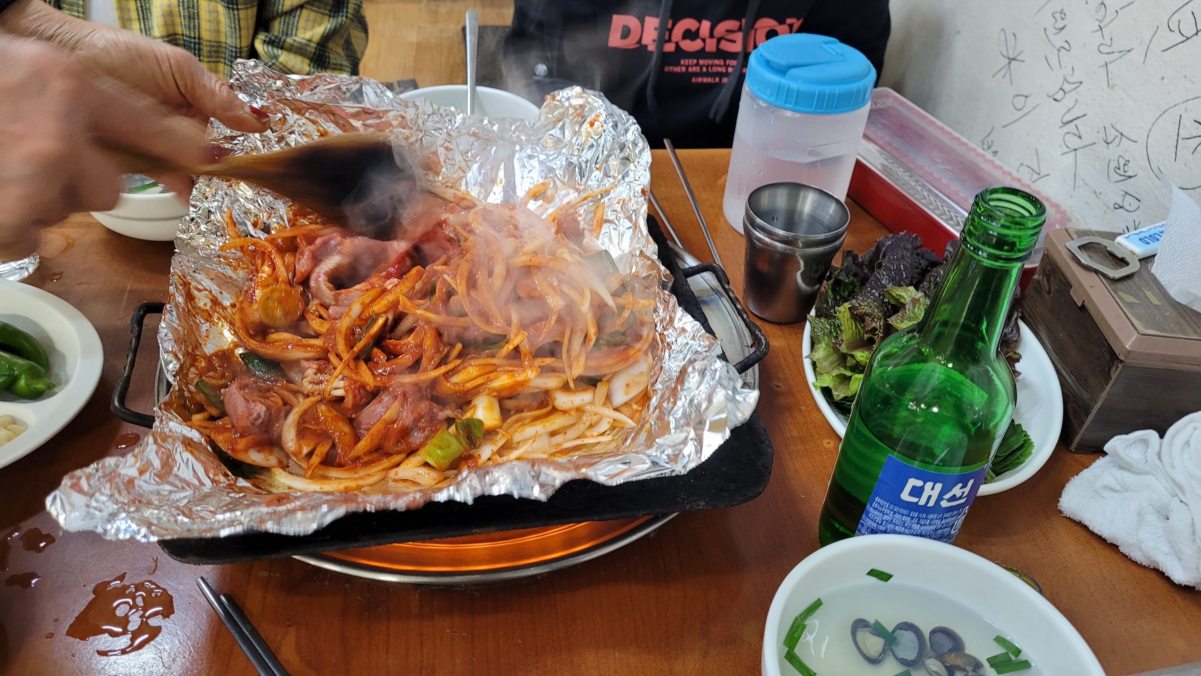 은박지 매콤 낙지볶음, 양파, 야채 볶는 중, 대선 소주