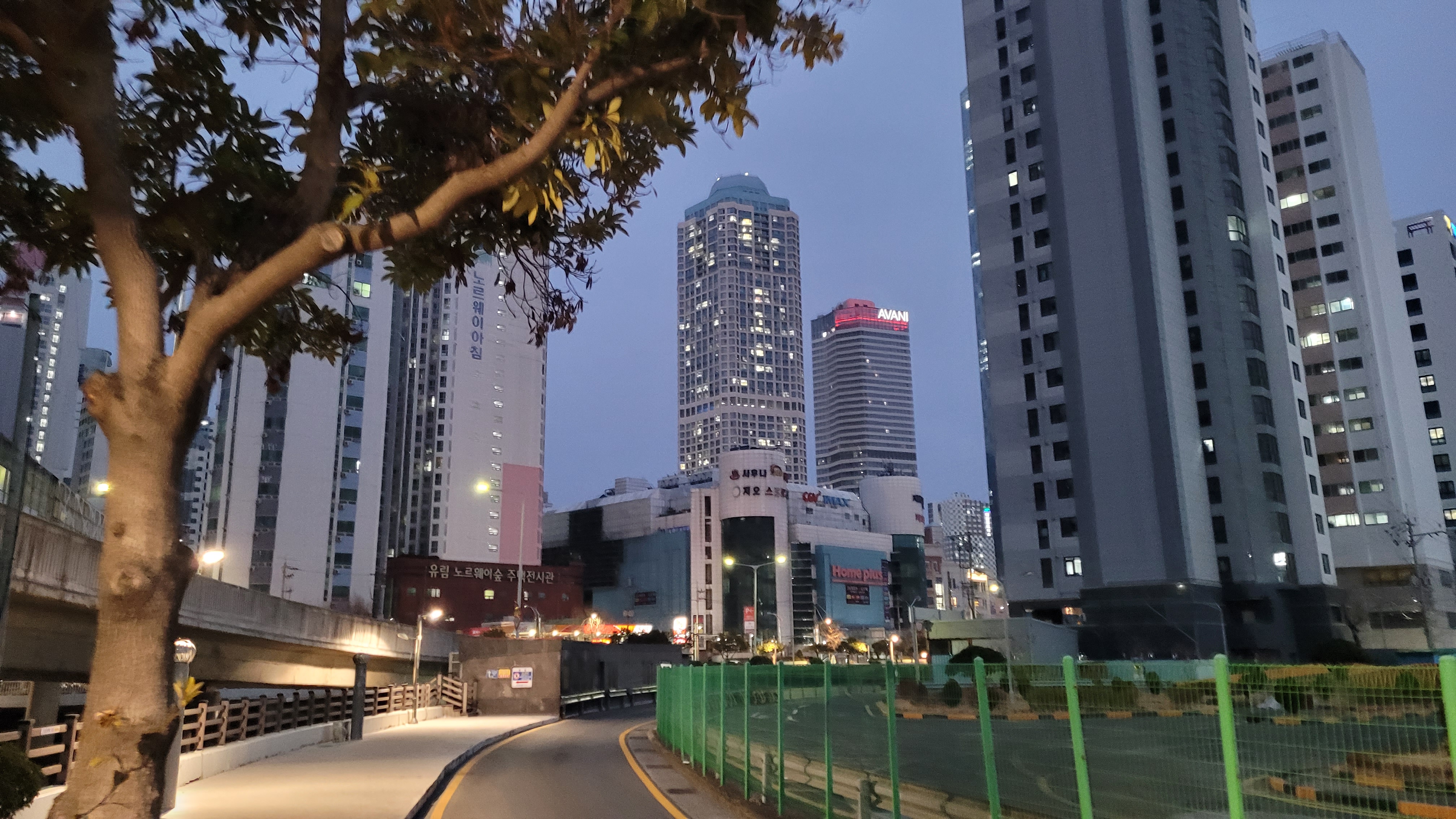 저녁 도시 고층 건물, 상업 시설, 굽은 도로