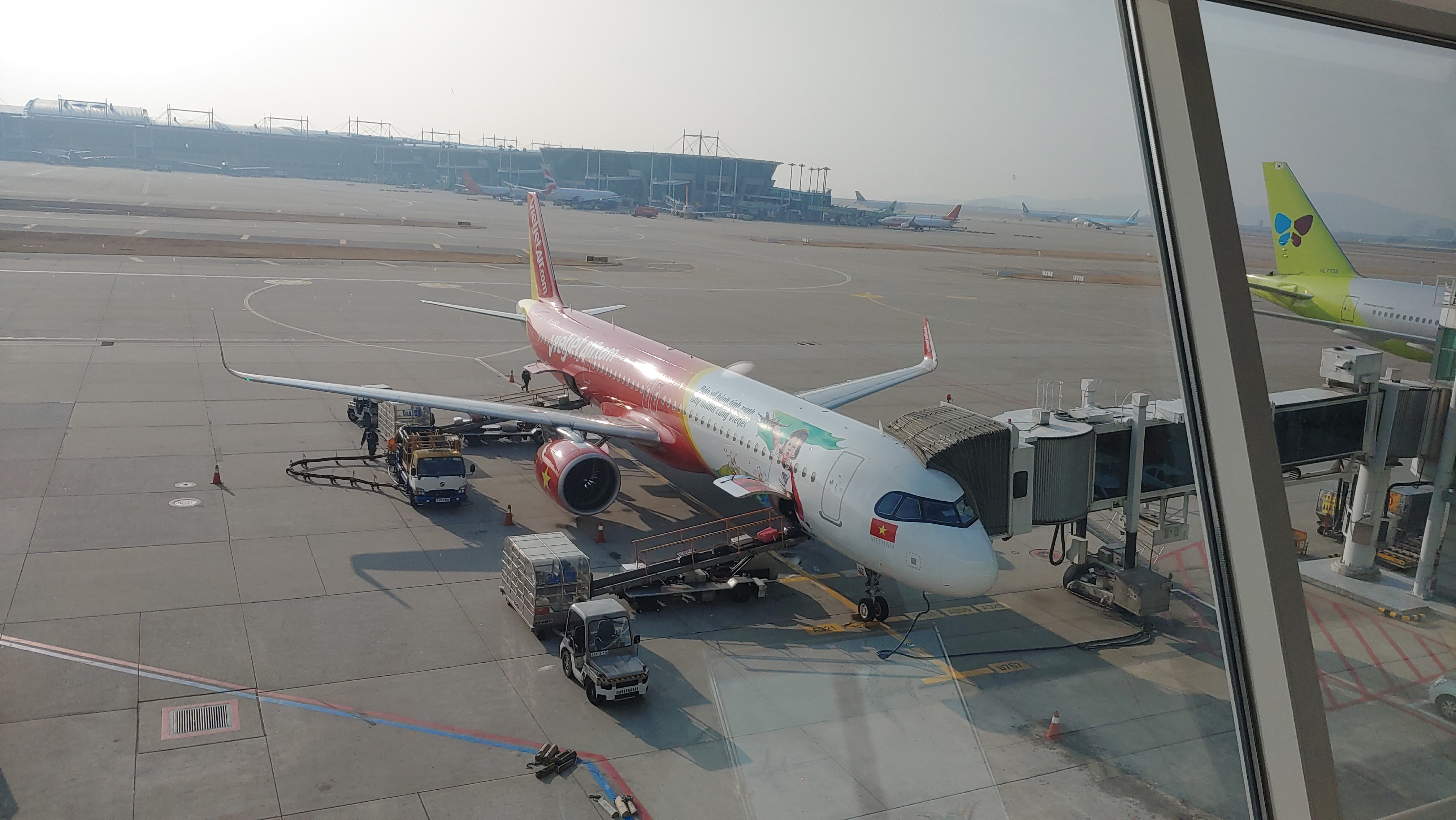 비엣젯 항공 특별 도장 여객기, 공항 게이트 연결, 지상 서비스
