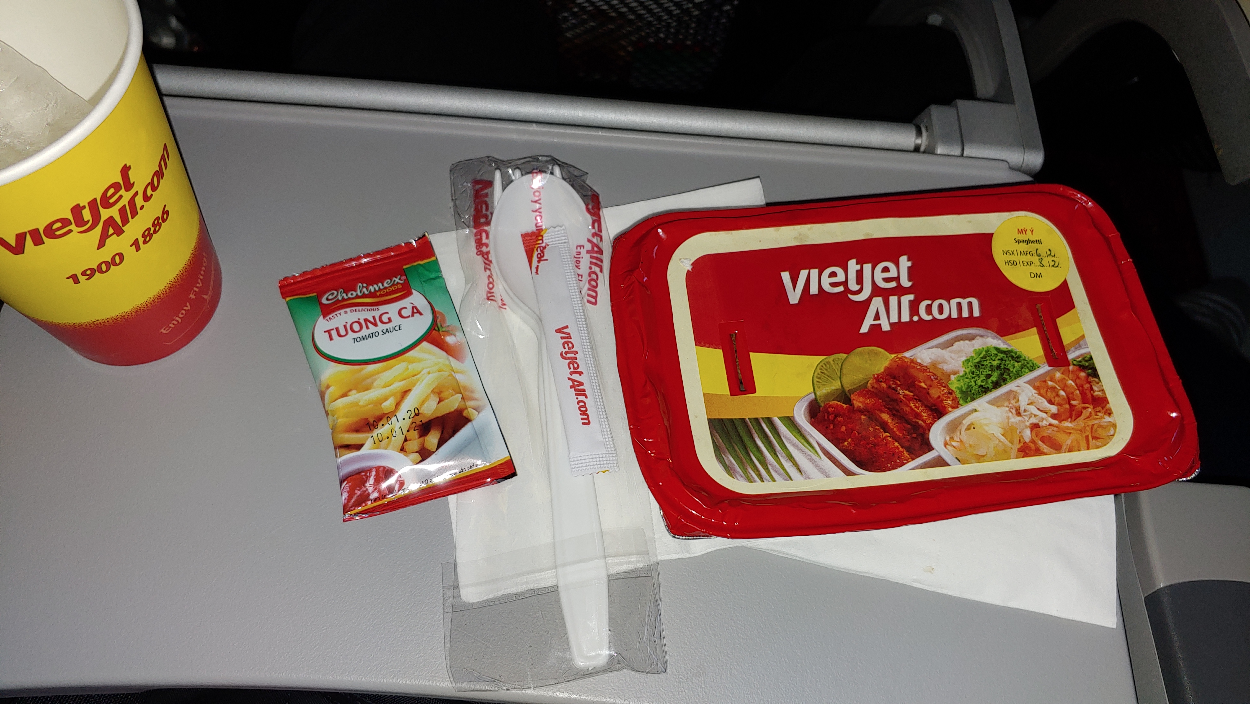 Vietjet Air 기내식, 포장된 음식, 토마토 소스, 수저, 음료 컵