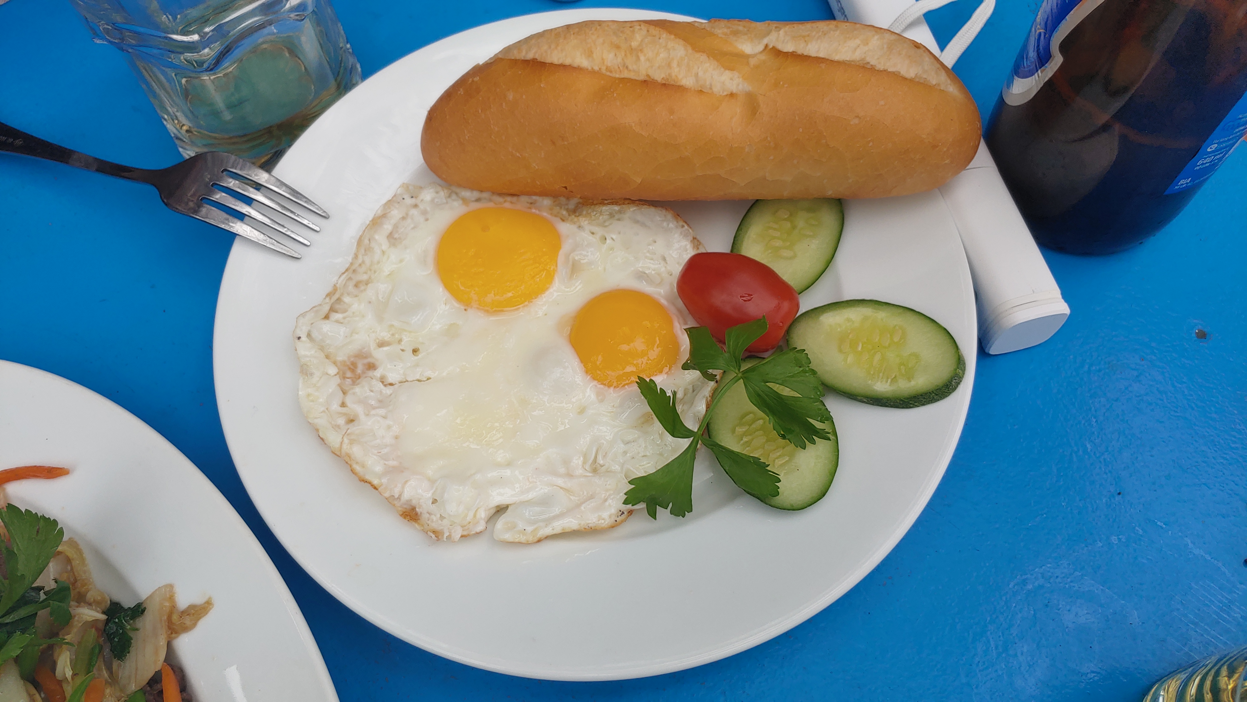푸른 식탁 위 계란 프라이, 바게트, 오이, 토마토 아침 식사