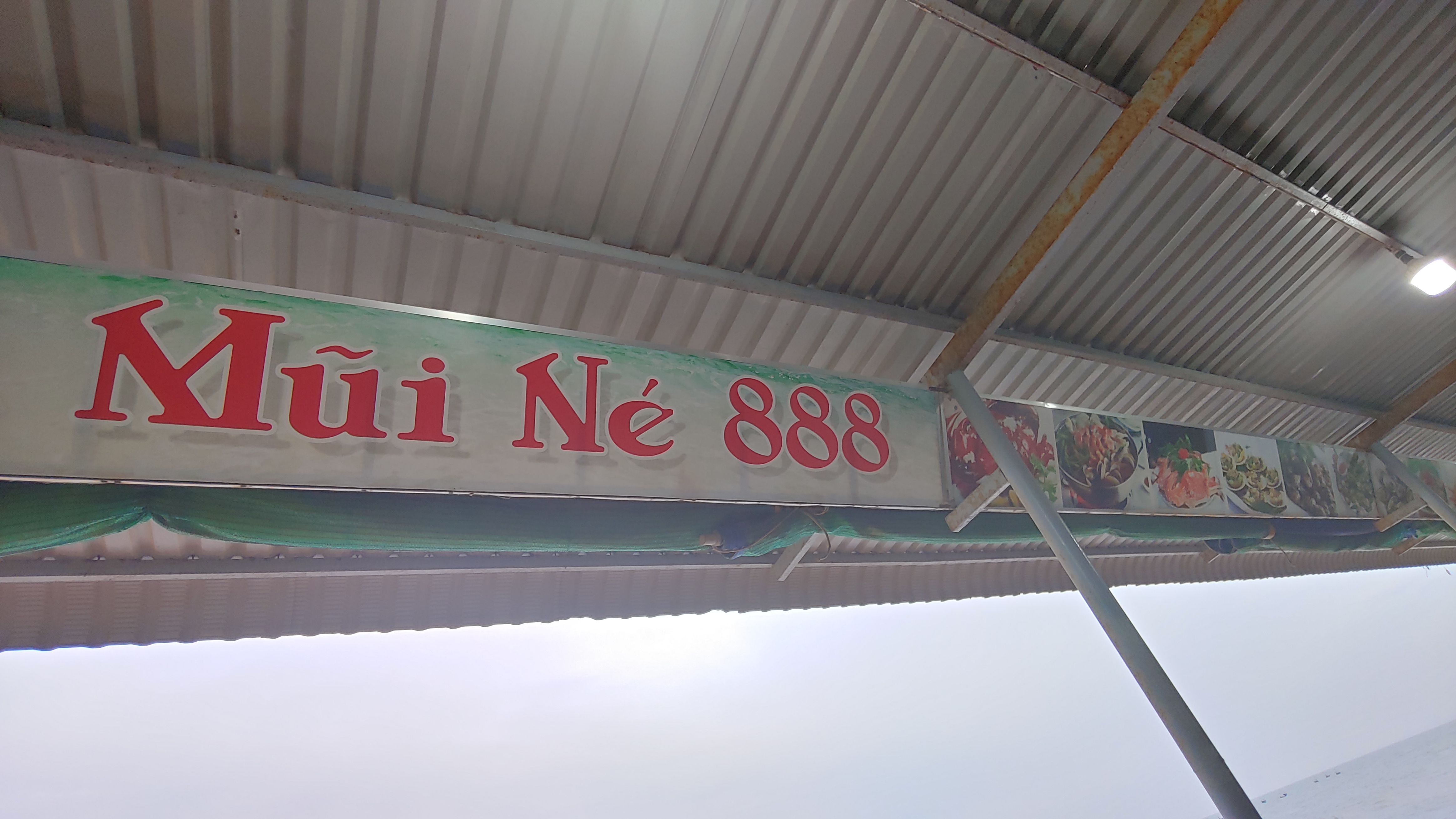 Mũi Né 888 간판, 베트남 음식점 요리, 주름진 금속 지붕