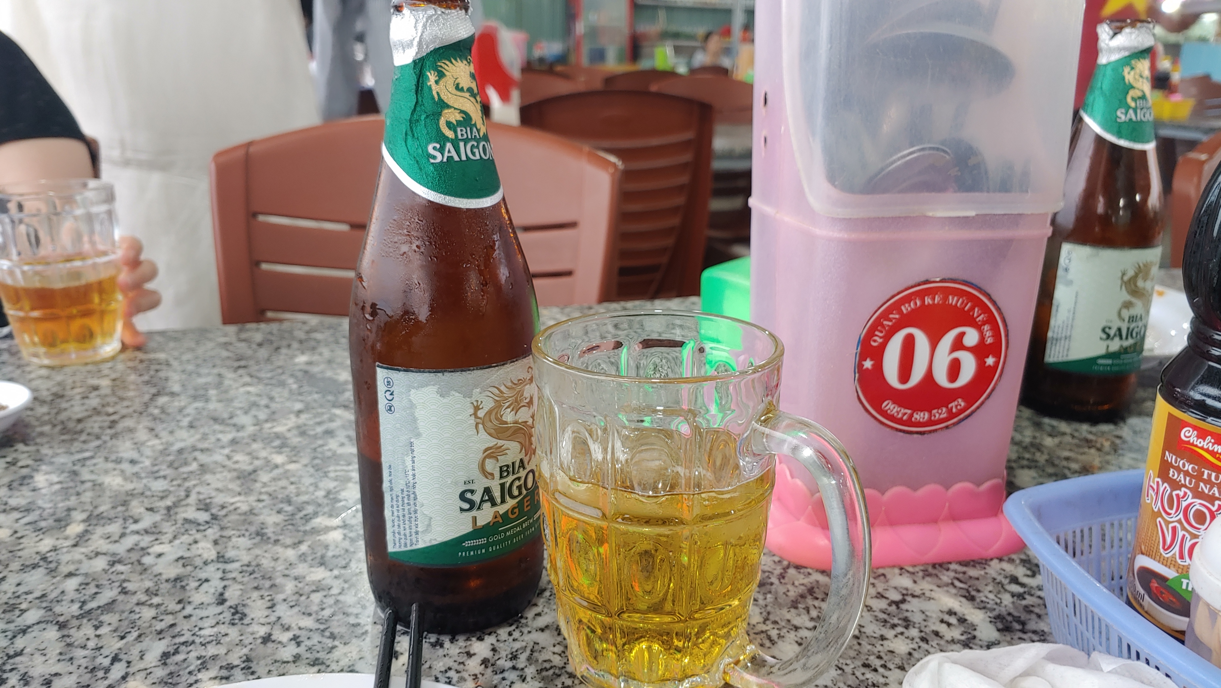 차가운 사이공 맥주병, 맥주잔, 반짝이는 황금빛 라거