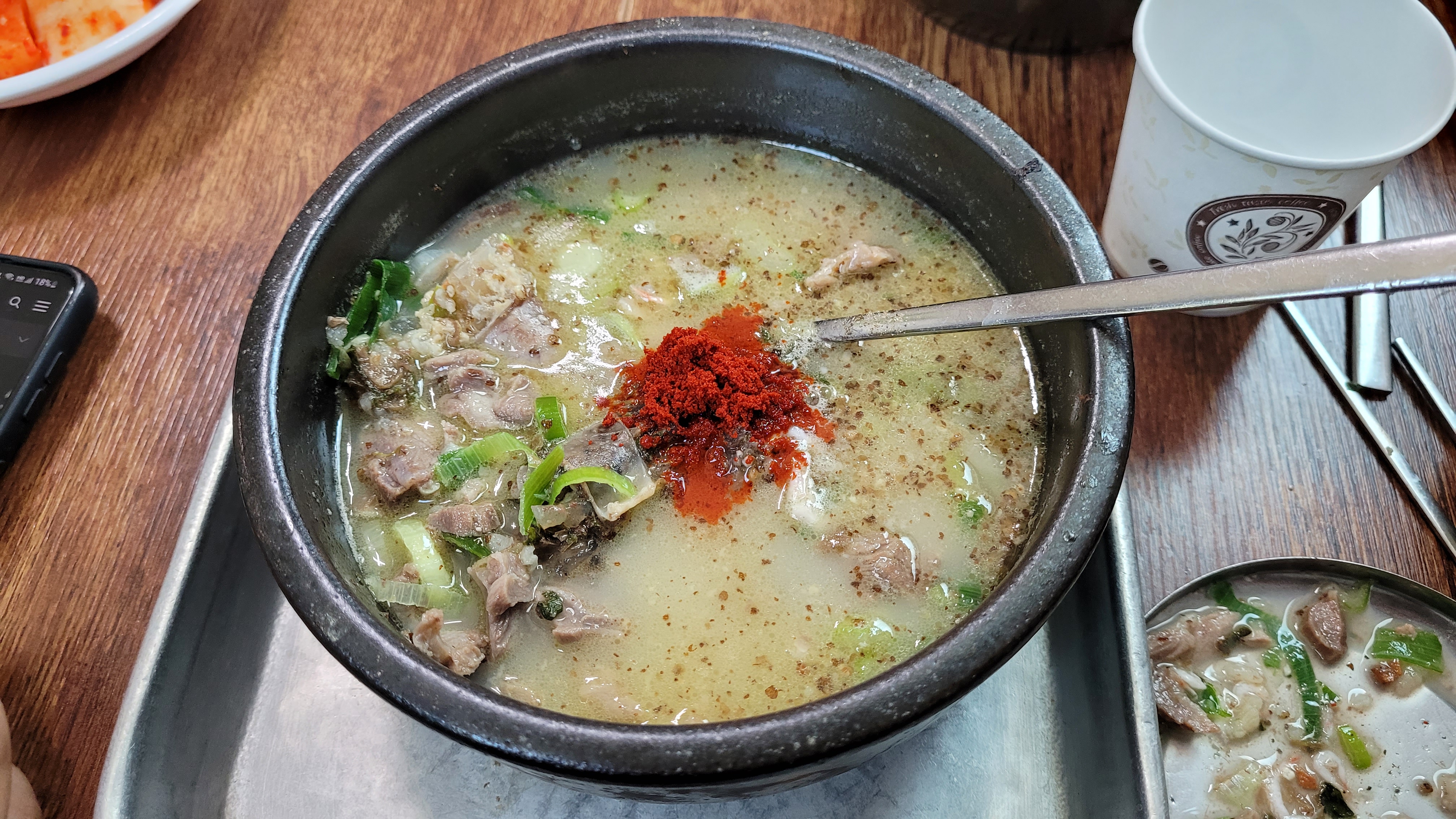 뚝배기 순대국, 붉은 고추가루와 푸짐한 파 고명