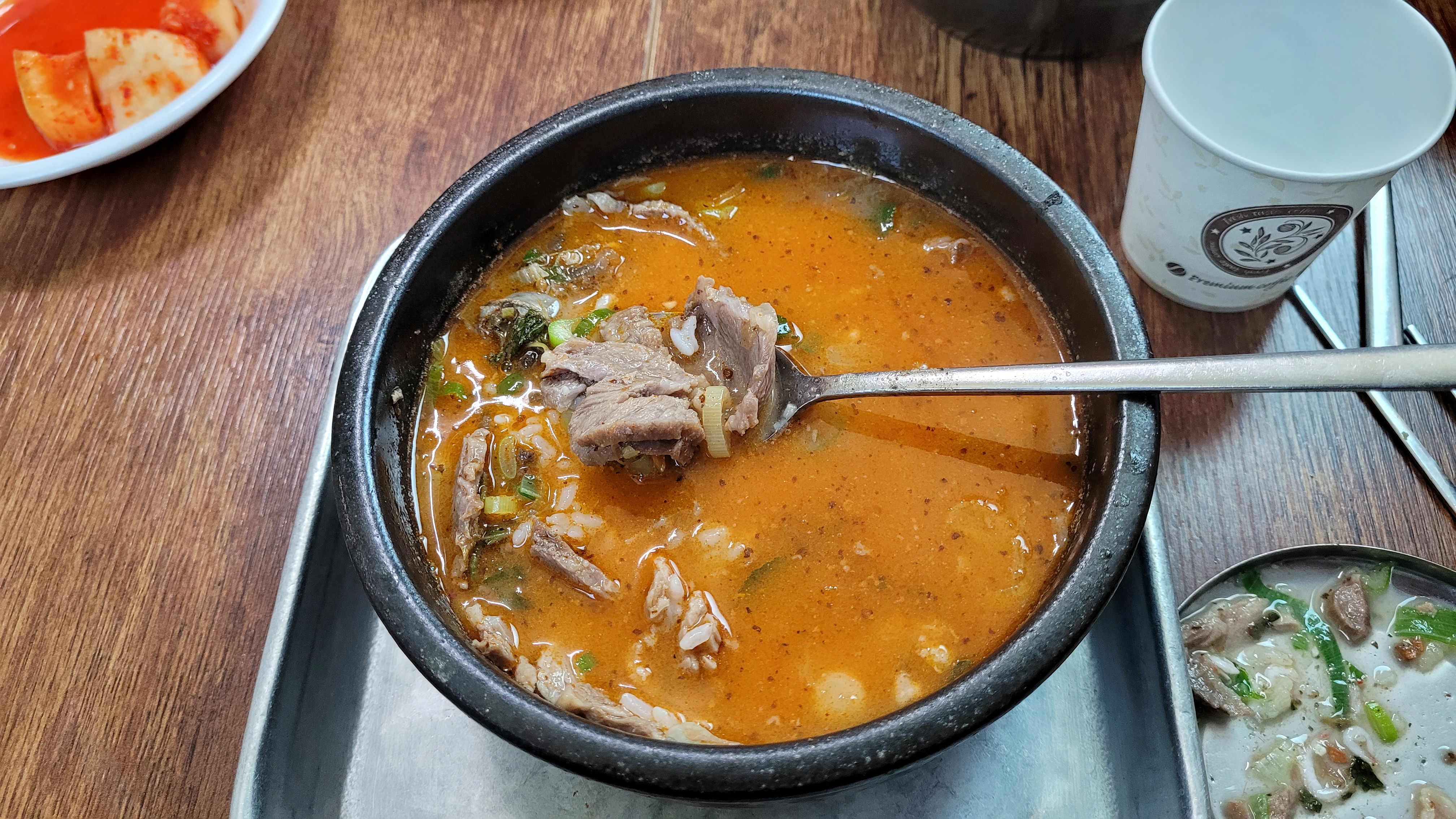 뚝배기 얼큰한 국밥, 고기, 밥, 파 곁들인 뜨거운 한 그릇
