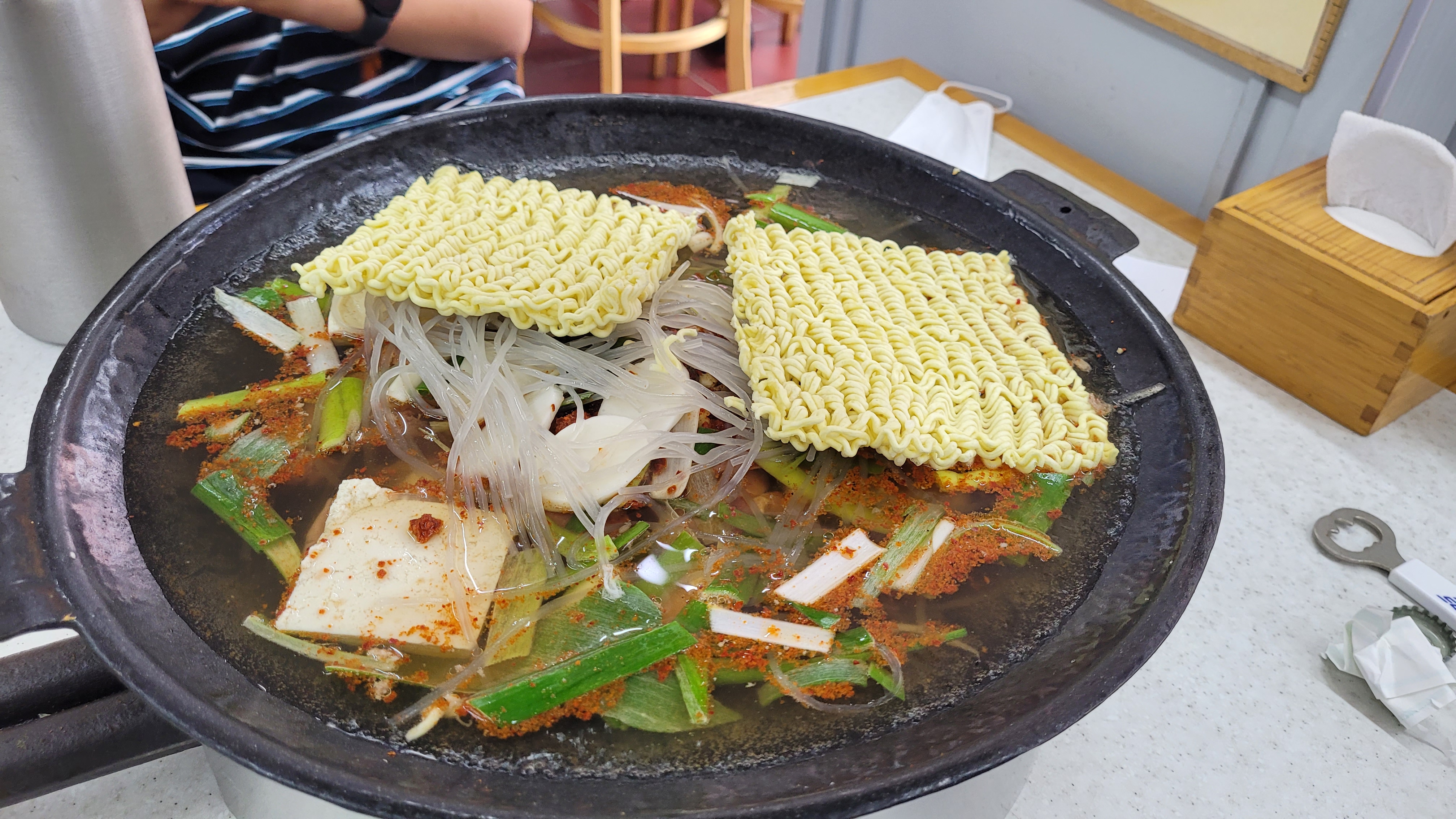 라면, 당면, 두부, 파, 고춧가루 듬뿍 넣은 매콤한 전골