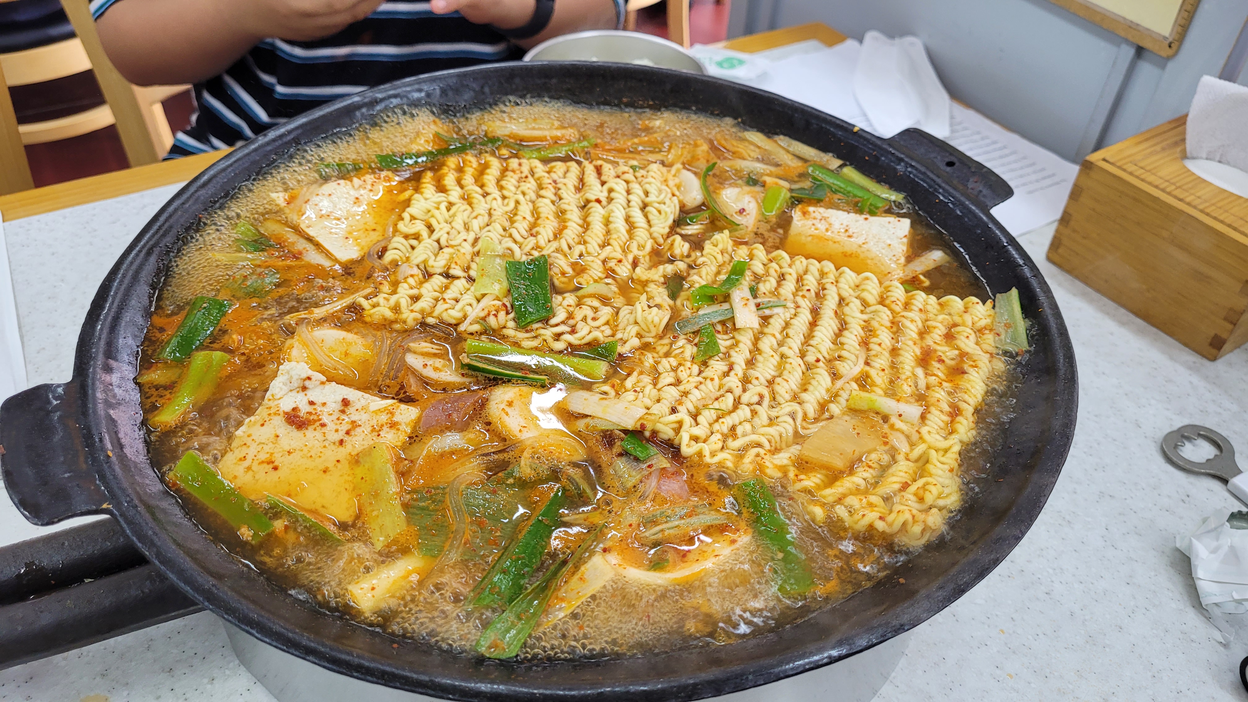테이블 위 팔팔 끓는 라면 전골, 두부 파