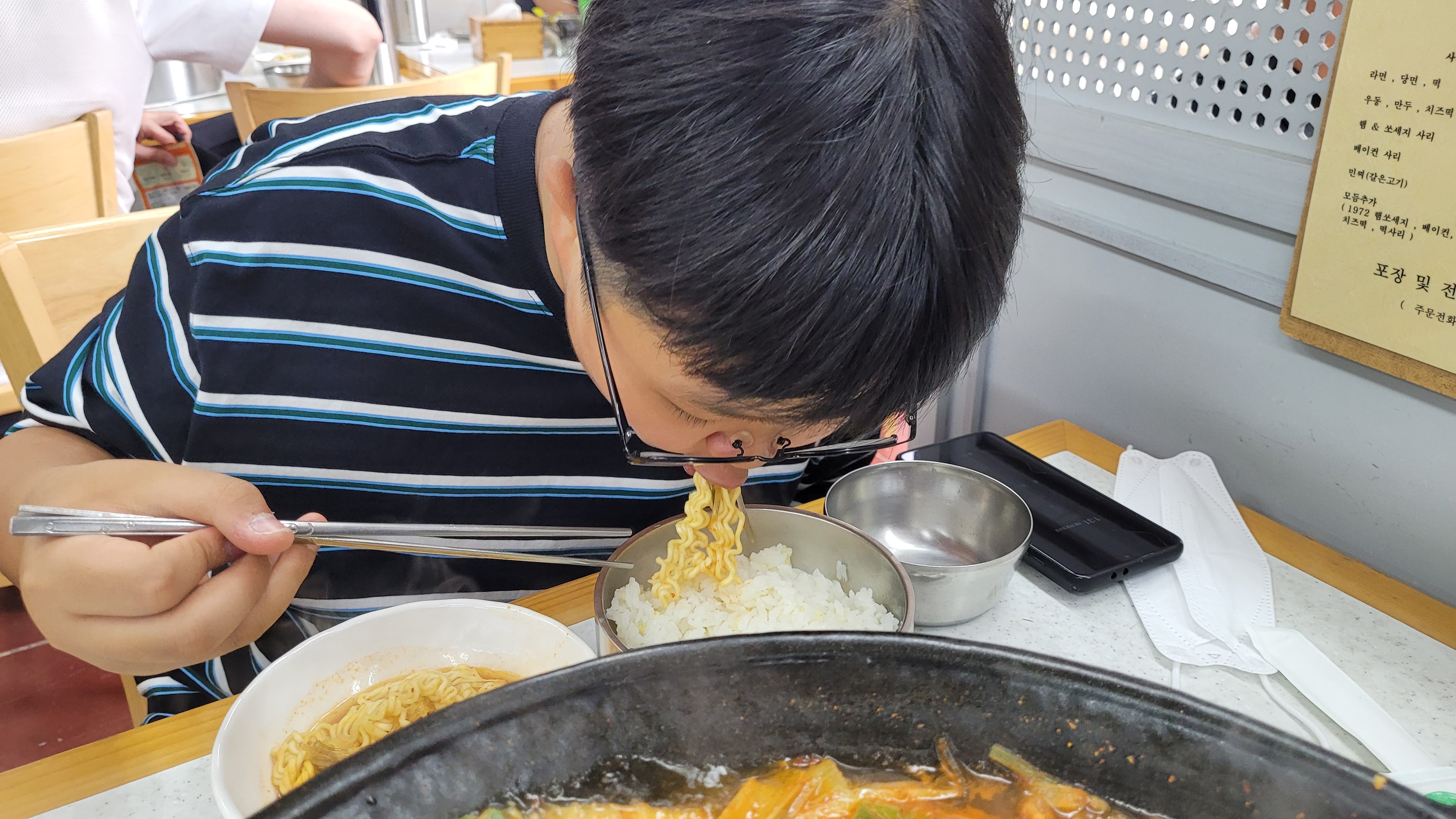 안경 쓴 채 젓가락으로 라면 면과 흰쌀밥 먹는 중