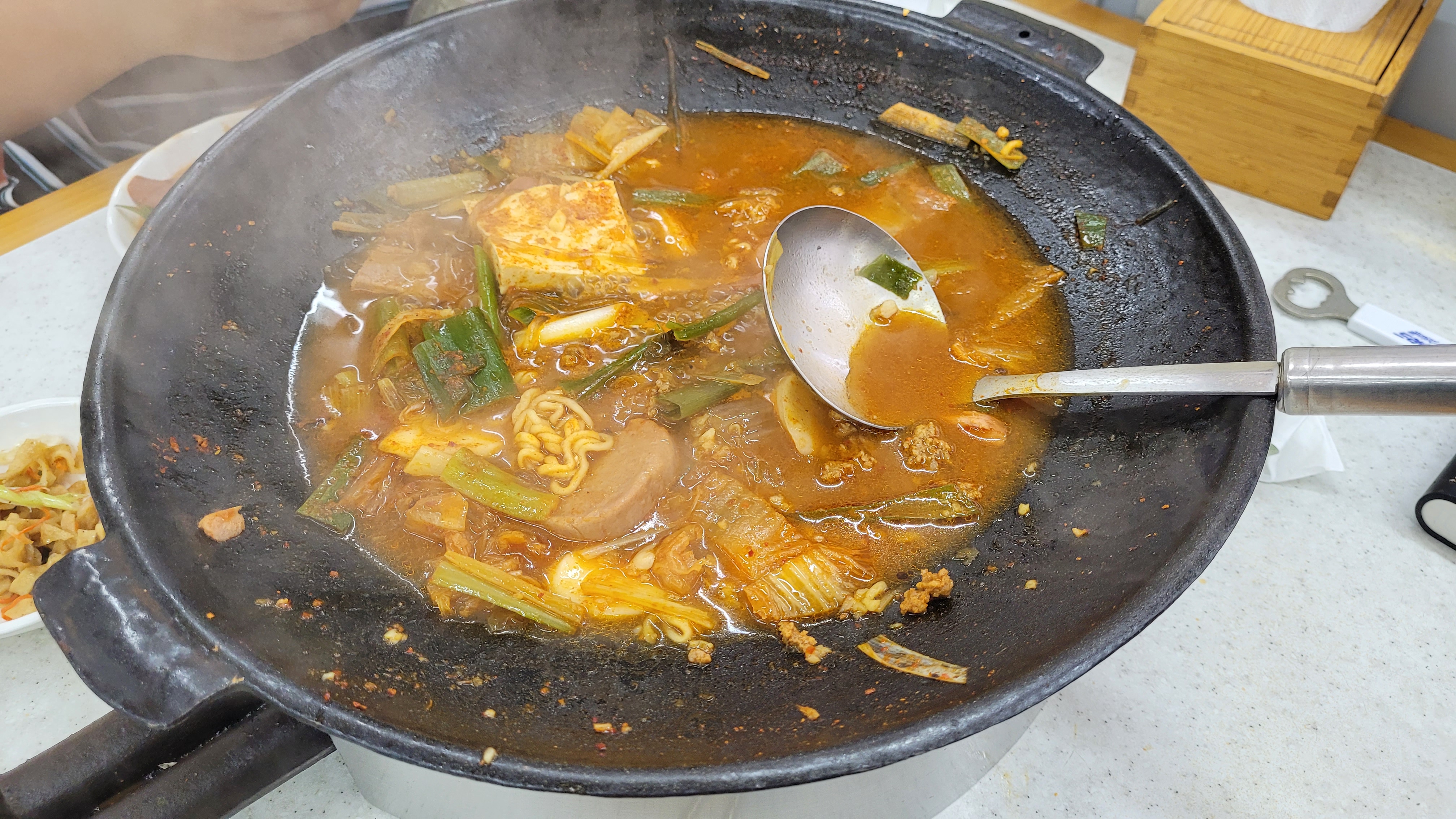한국 음식 부대찌개 끓는 전골 냄비, 김치, 라면, 두부