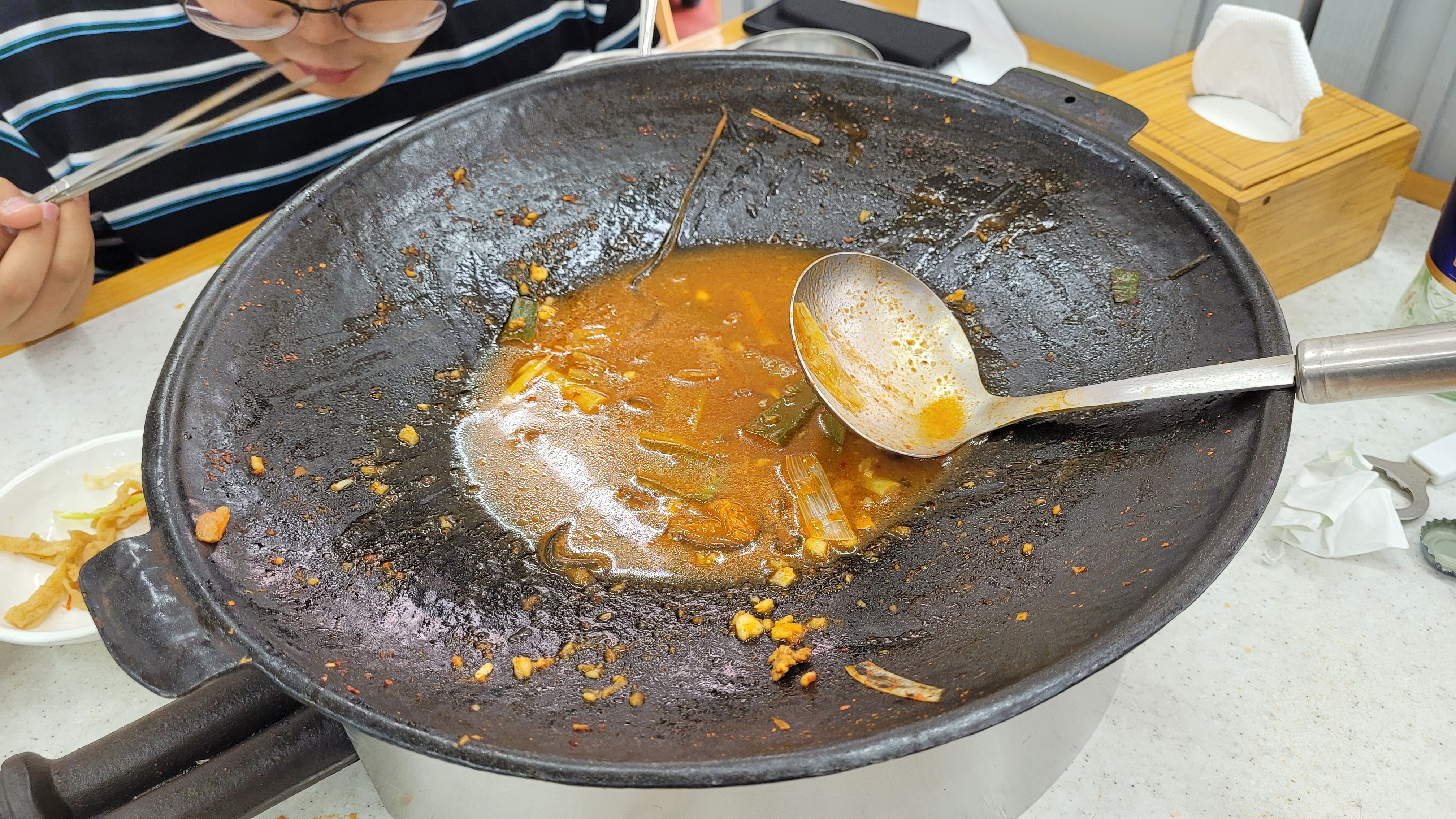 비어가는 얼큰한 전골 냄비, 숟가락과 젓가락 사용 중