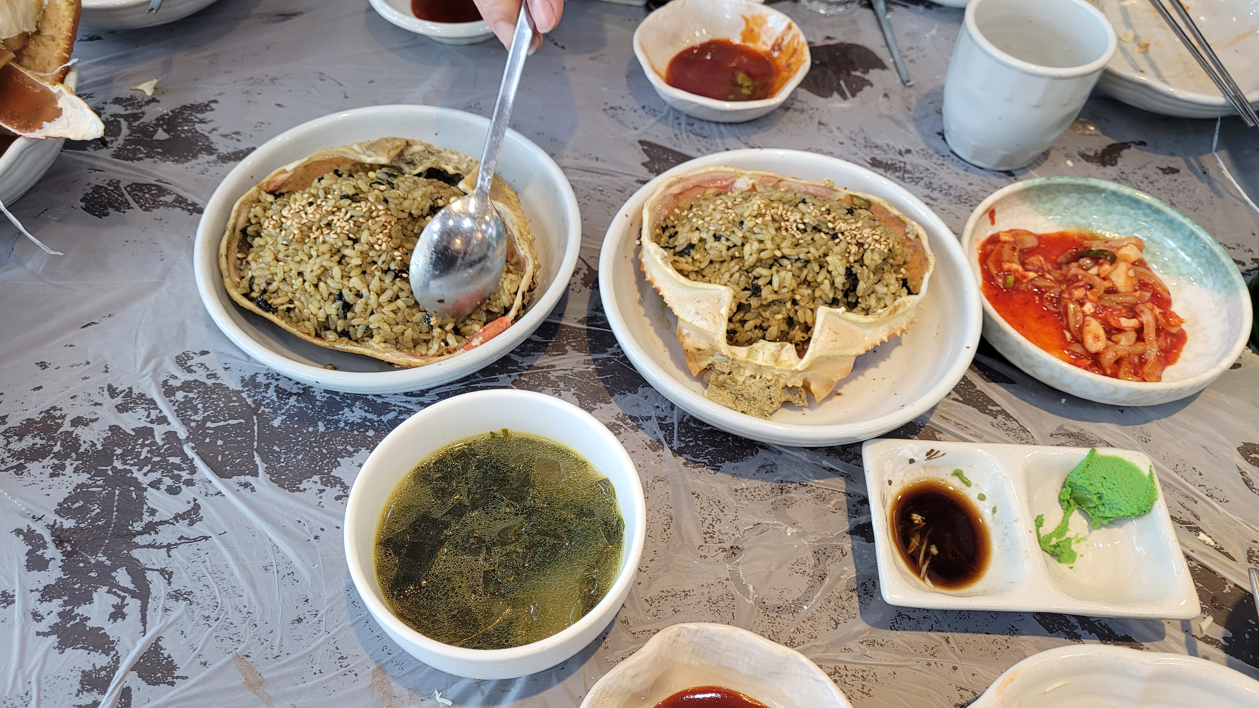게딱지 볶음밥, 미역국, 매콤한 해산물 무침, 간장 와사비 식탁.