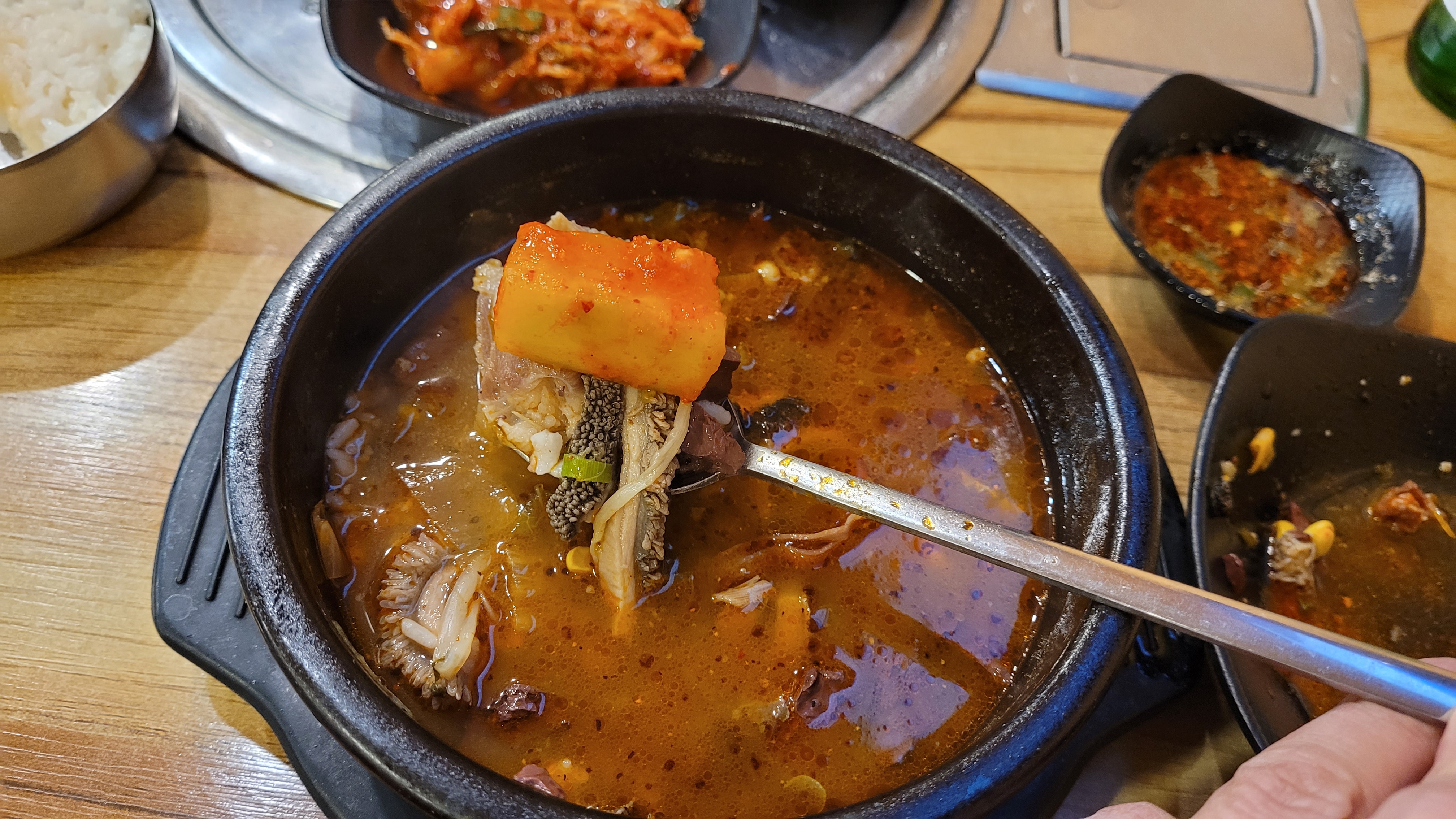 숟가락으로 깍두기 내장 건지는 얼큰한 뚝배기 순대국