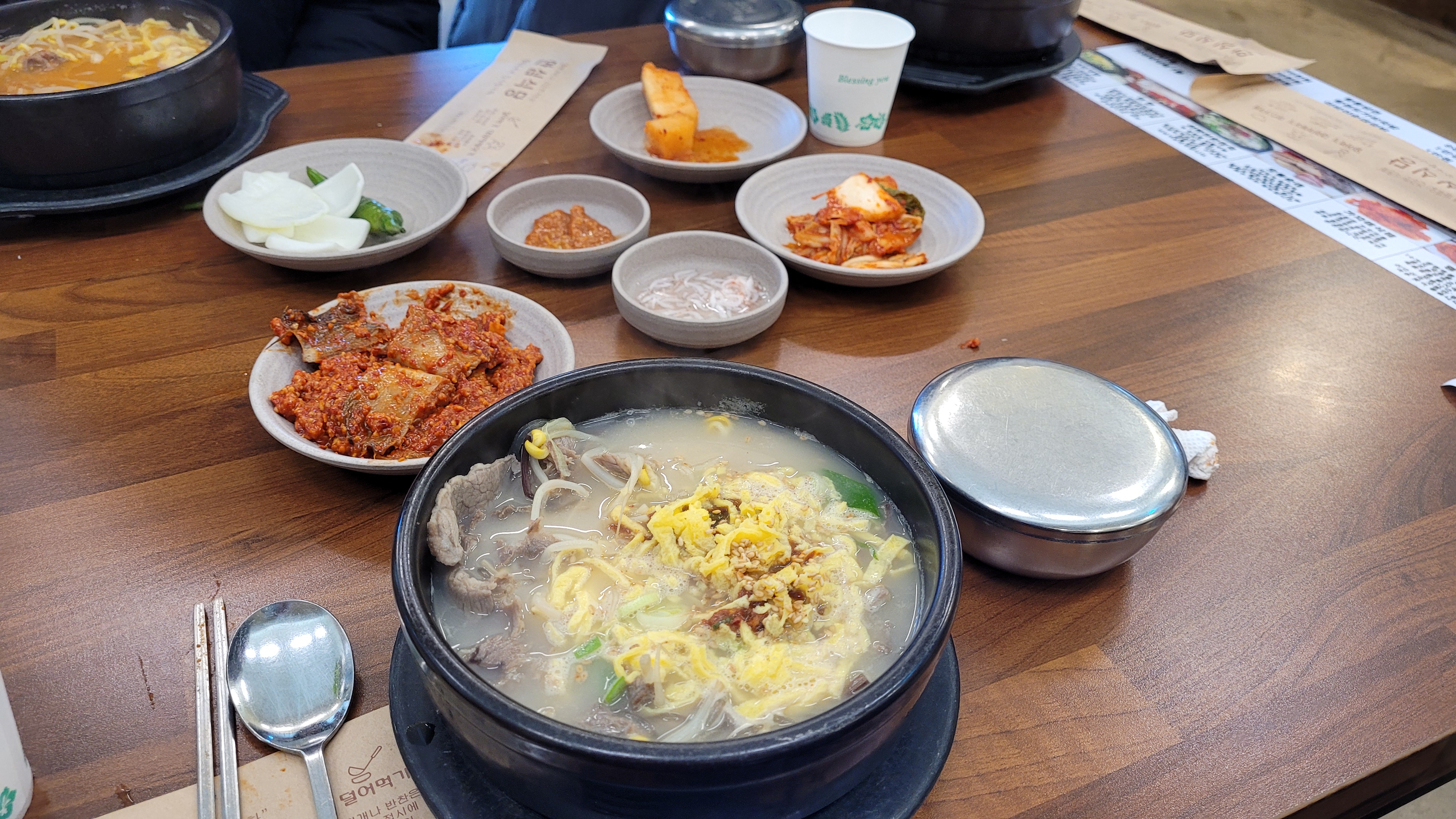 따뜻한 설렁탕, 고기, 계란, 다양한 김치 반찬