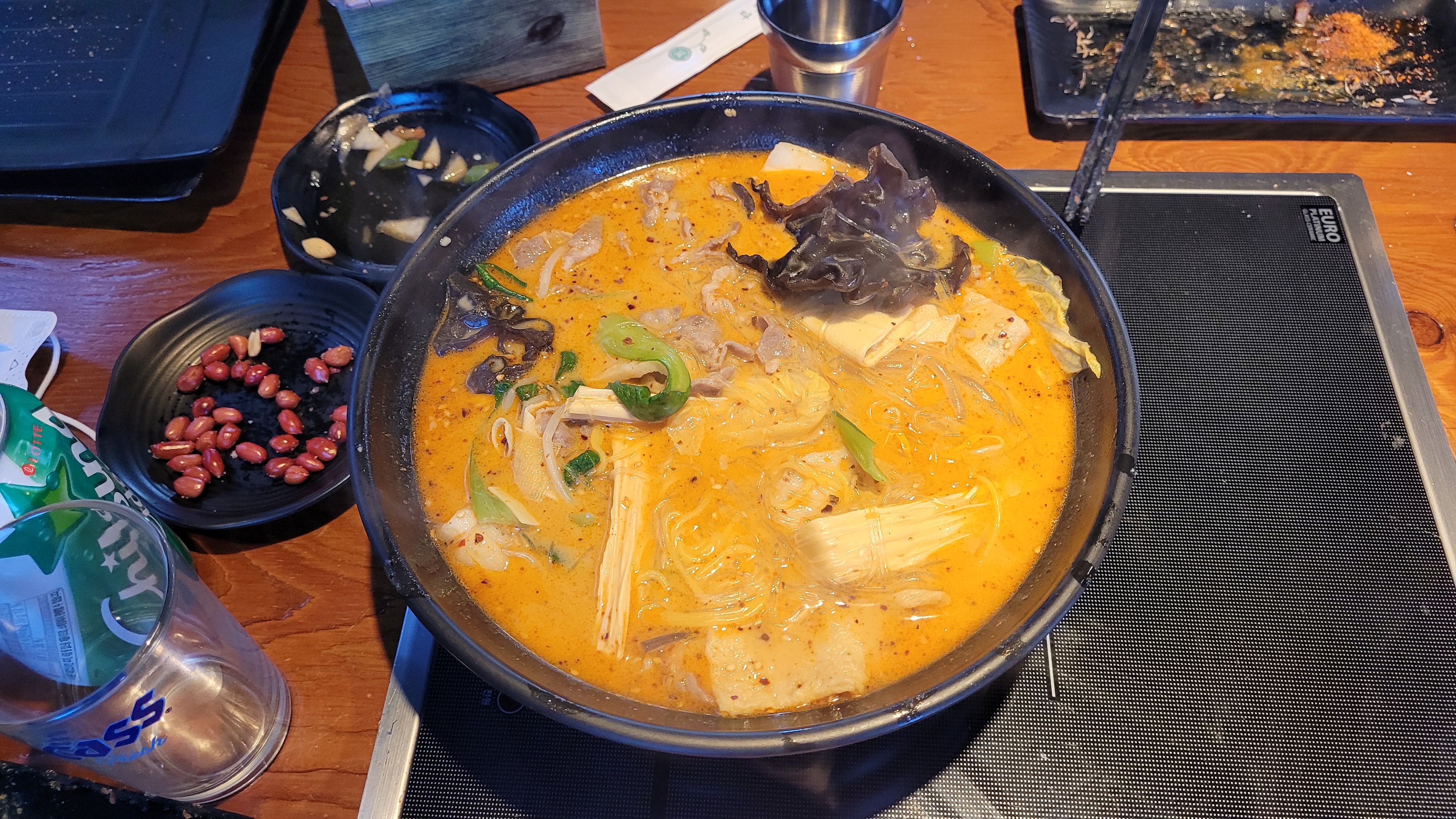 검은 냄비 끓는 마라탕, 고기, 두부, 채소, 면, 땅콩