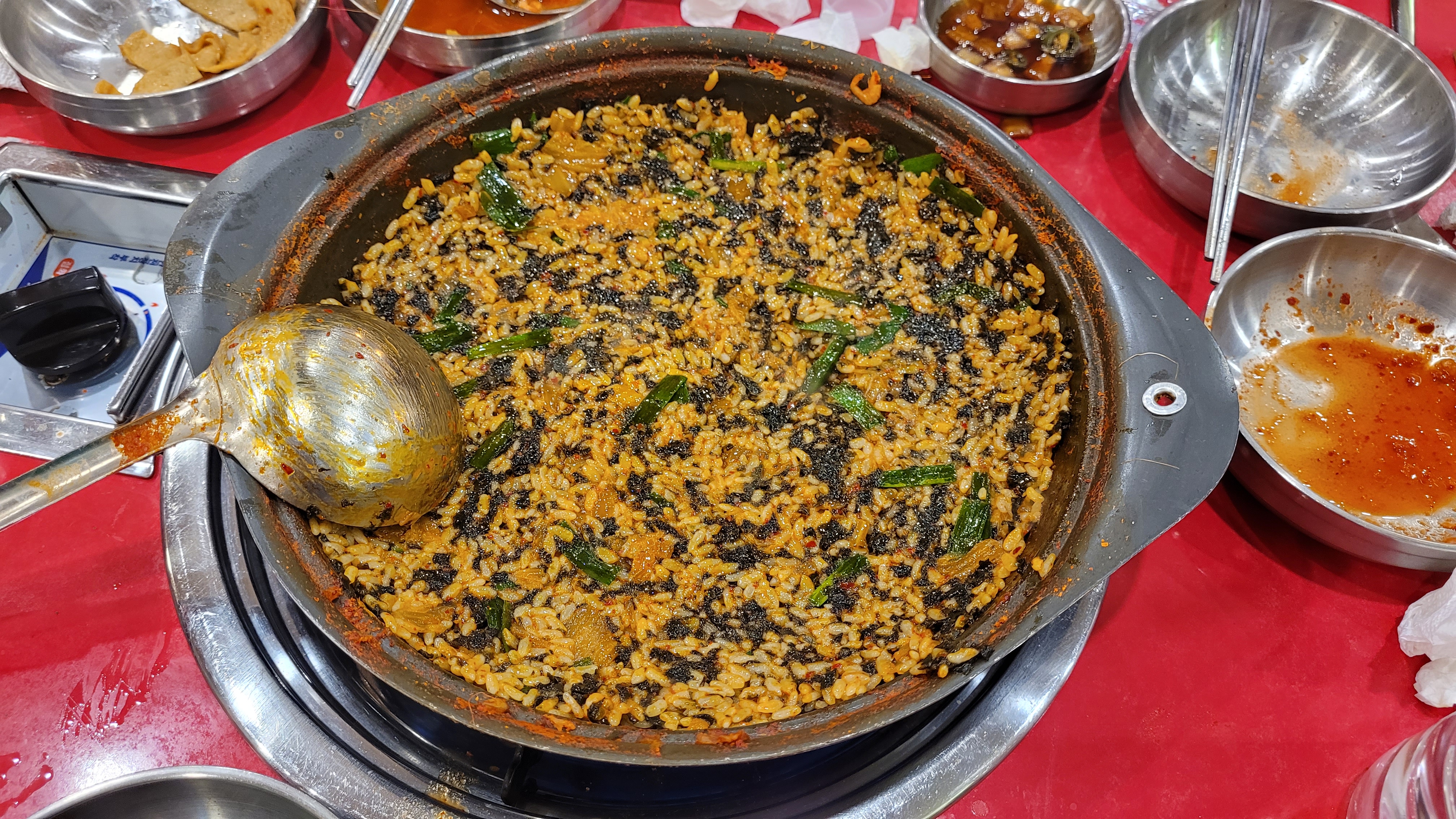 큰 냄비 김치 볶음밥, 김가루, 파, 금속 국자, 여러 반찬